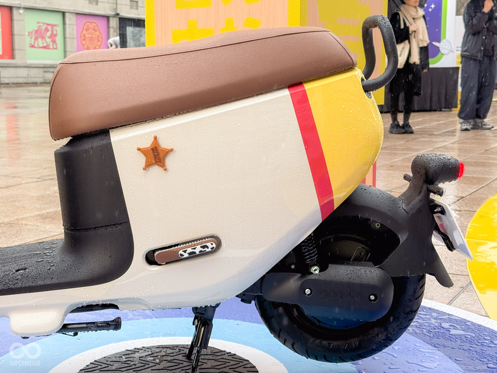 胡迪為靈感的「 EZZY 500 歡樂牛仔號」,車側具有警長徽章