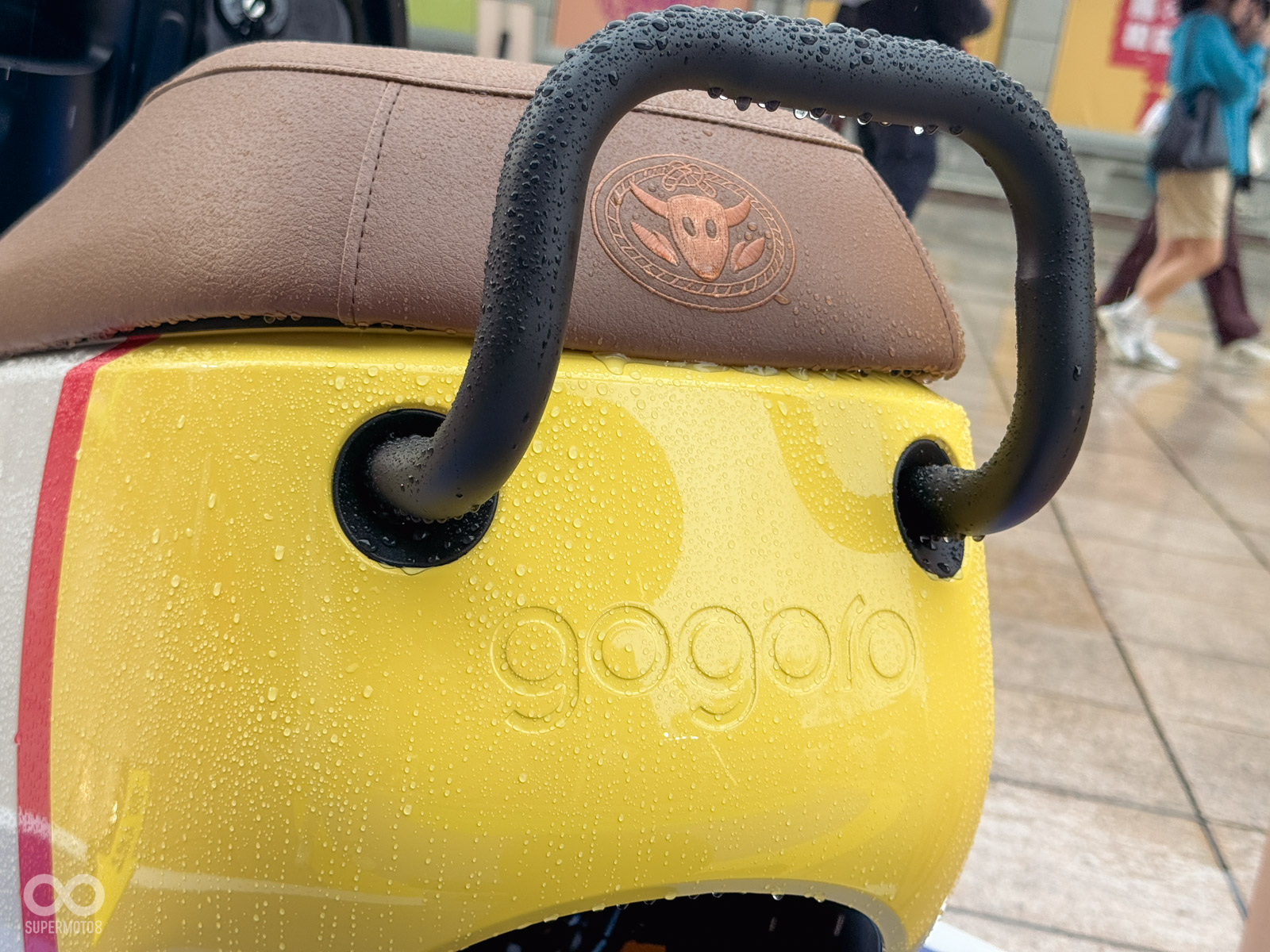 椅墊上配有專屬刺繡