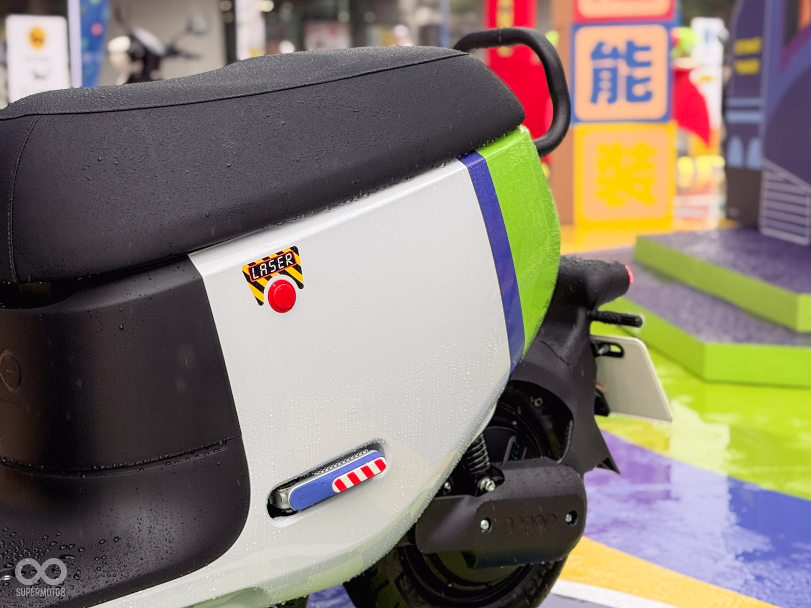 「 EZZY 500 浩瀚宇宙號」,採用巴斯光年經典配色,車側有專屬按鈕提升趣味感,而且這個按鈕完全沒有功能,純屬有趣