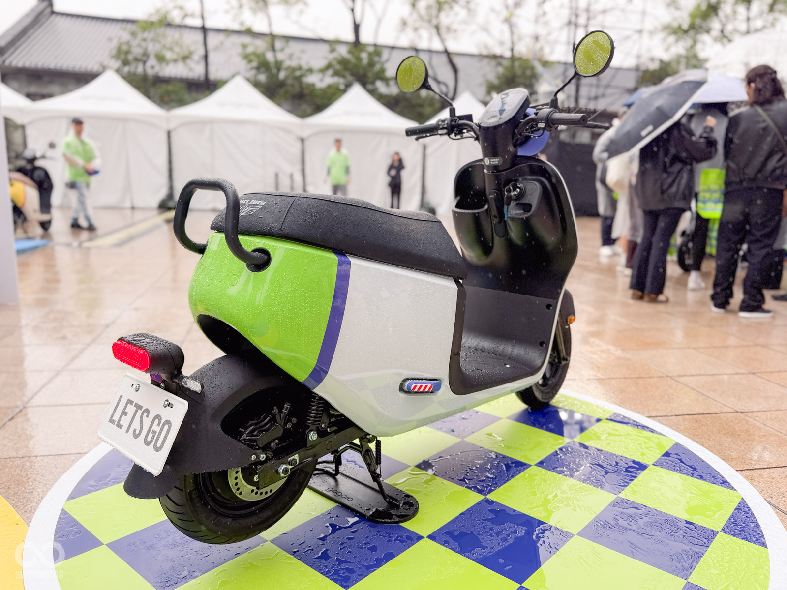 椅墊後方同樣有專屬刺繡