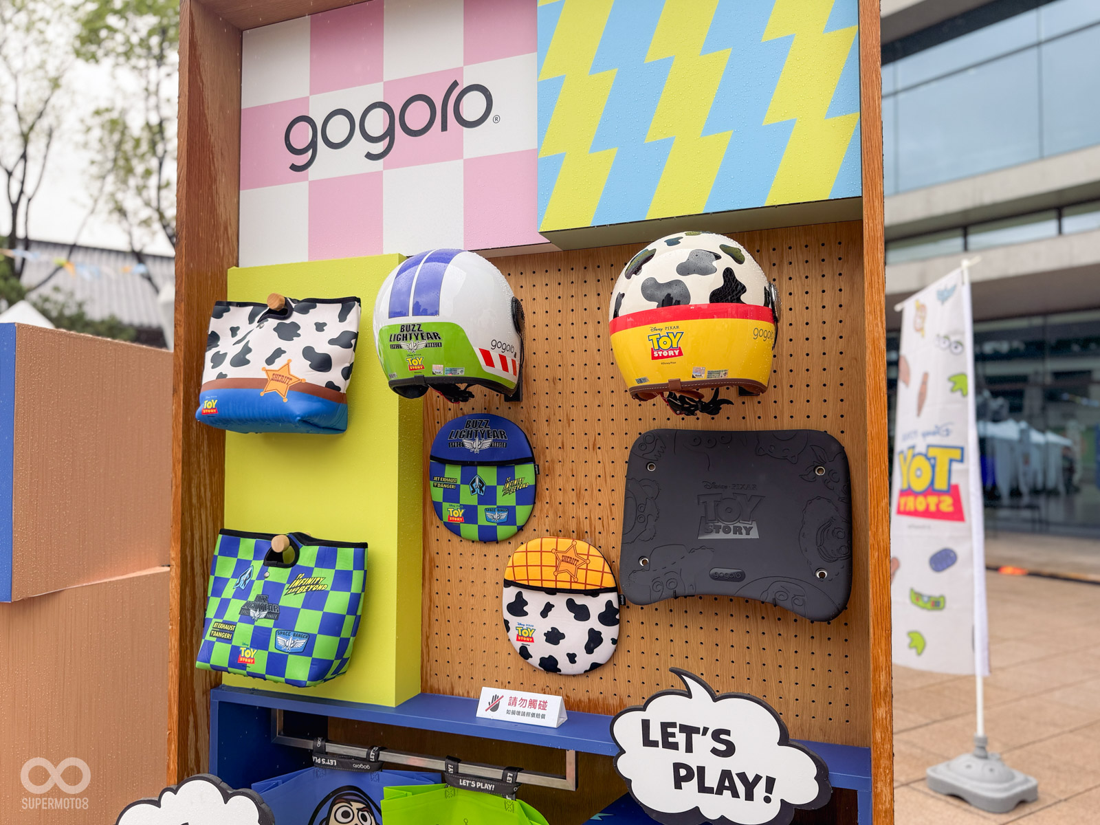 除了新車外,Gogoro 也推出一系列的周邊商品,包含專屬安全帽、腳踏墊等