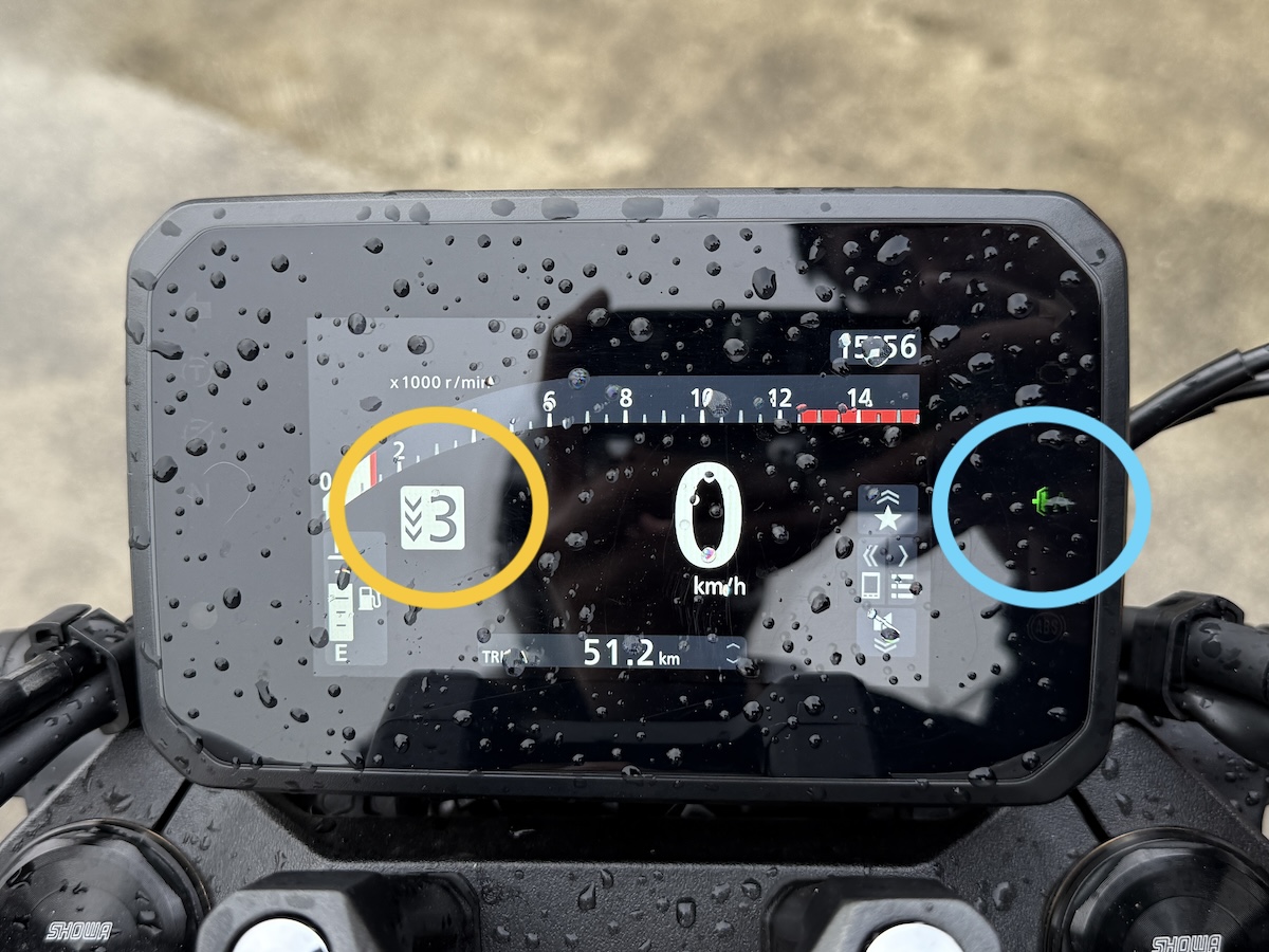 在E-Clutch 狀態下，如果檔位過高，儀表會顯示降檔提醒（左邊黃圈處）；右邊則可看到E-Clutch 運作中的綠色燈號（藍圈處）