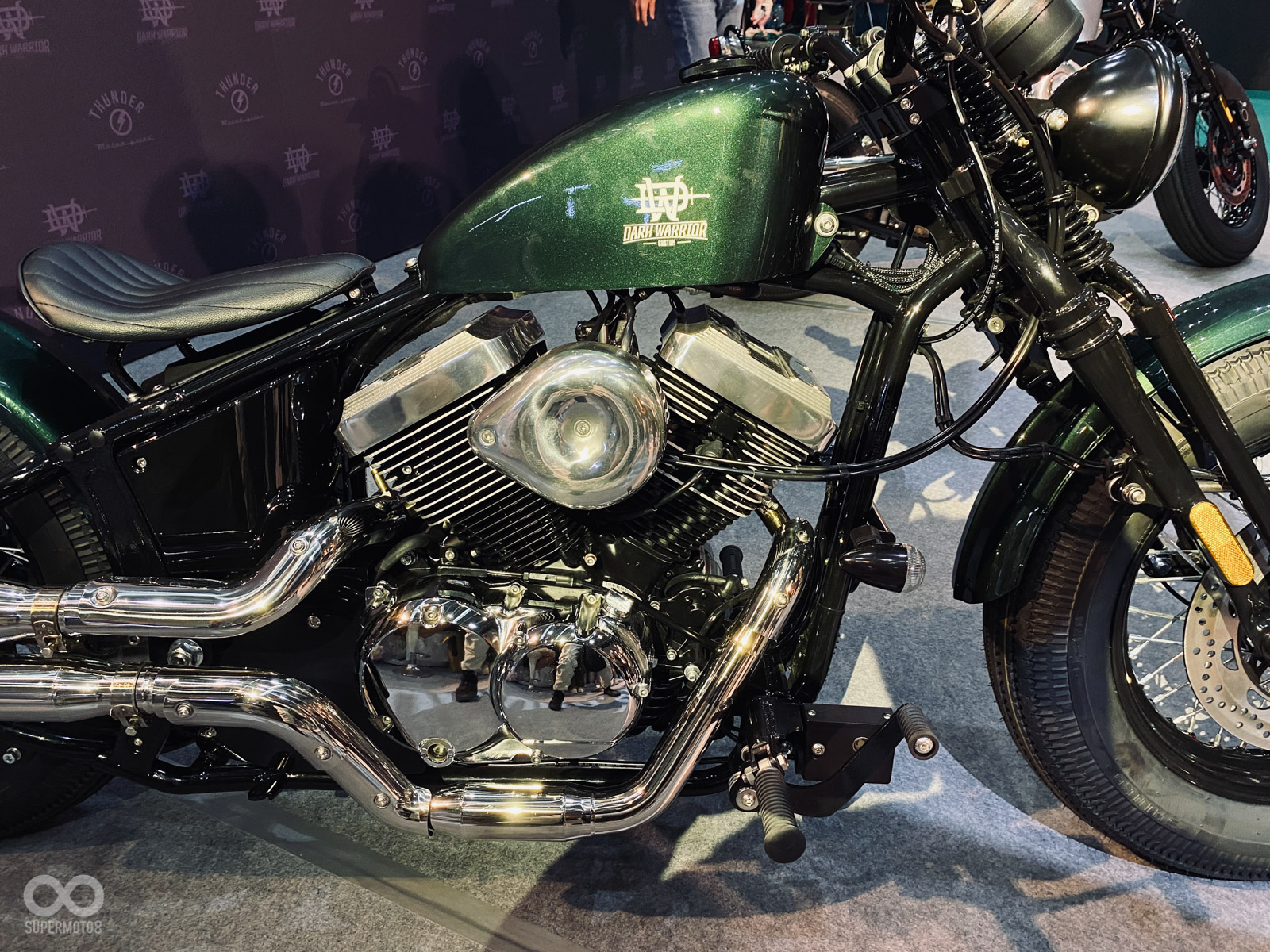 水滴狀油箱與壯碩的V缸引擎,看起來相當霸氣