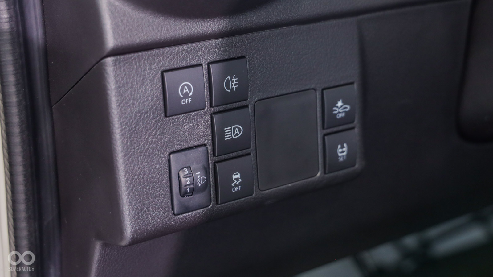 TOWN ACE搭載14吋高強度鋼圈，雙安氣囊、光感頭燈、VSC、TRC列為全車系標準配備，頂規更搭載原廠TSS主動式安全防護系統