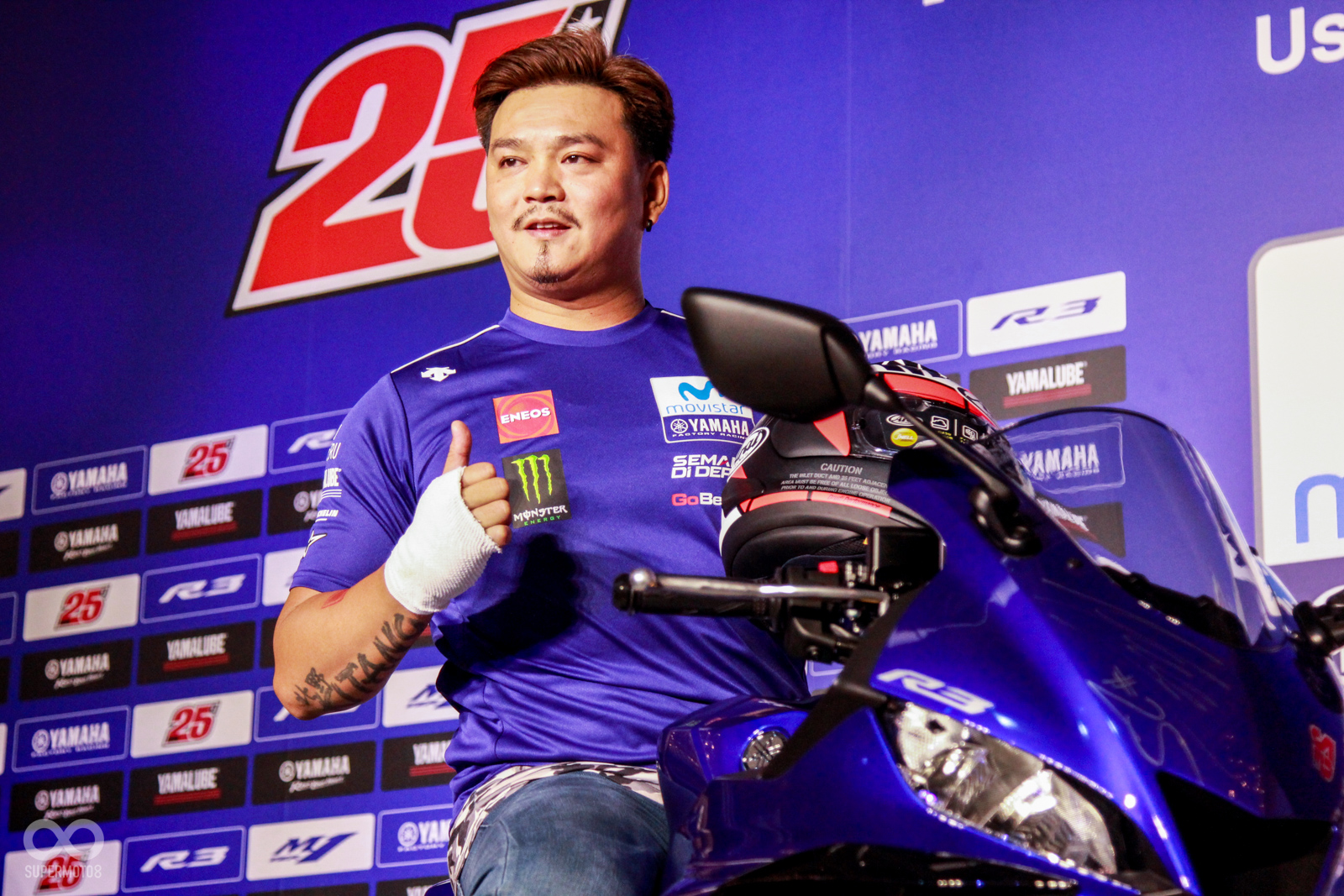 兩位民眾都如願標得安全帽與滑行塊