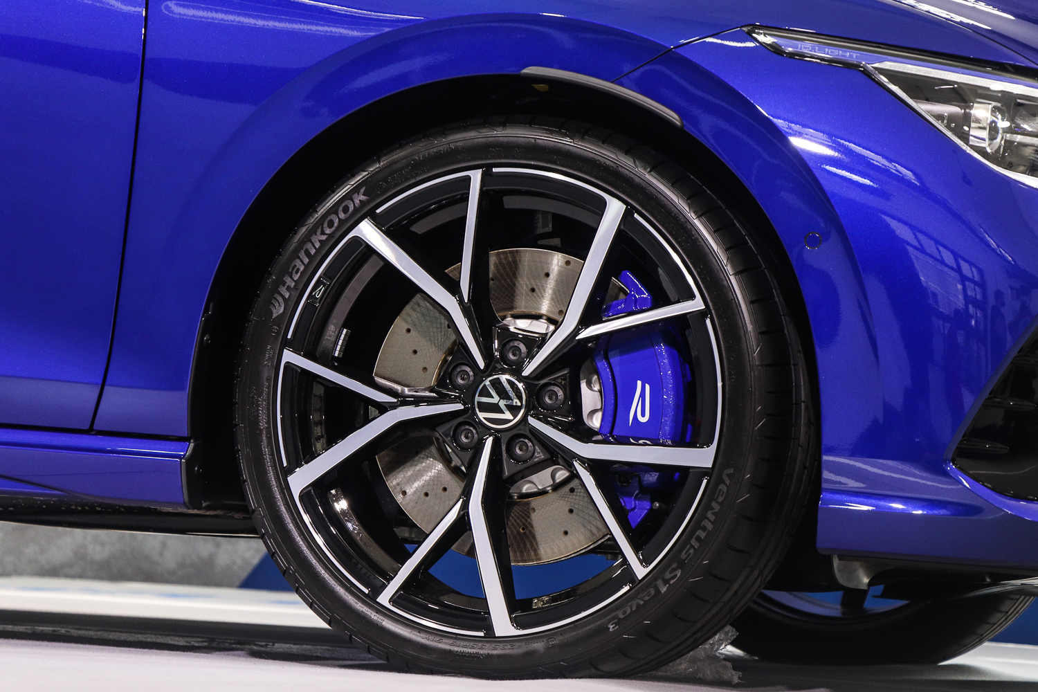 19吋的專屬鋁圈看起來也更具戰鬥氣息。