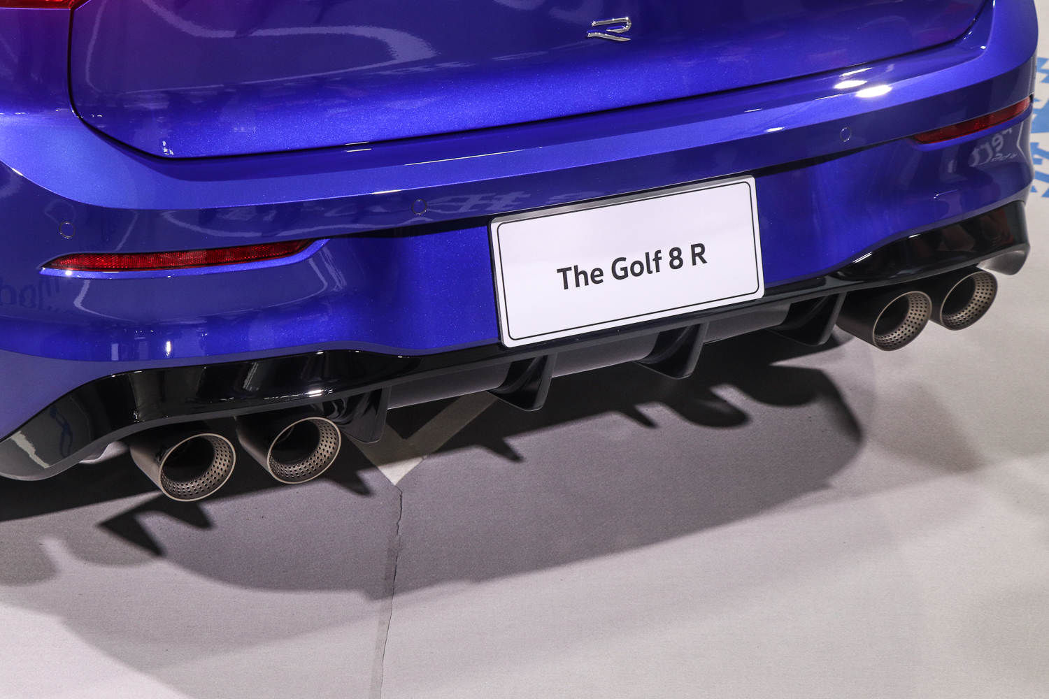 後方下擾流的造型設計也相當具侵略性,可惜照片中搭配的鈦合金蠍子管無法通過台灣噪音法規。