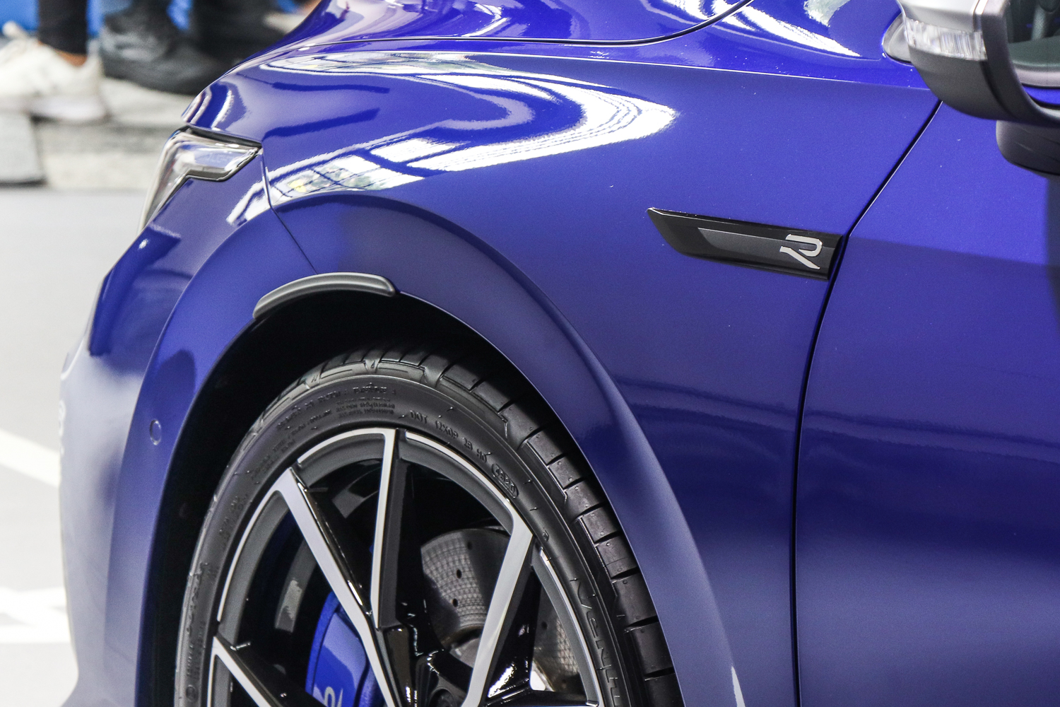 車側同樣有著專屬的R廠徽彰顯性能身份。