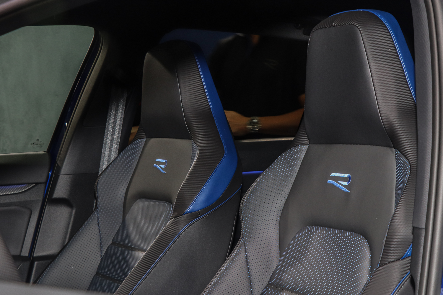 座椅擁有通風加熱功能,賽車化的座椅設計擁有極佳包覆性。