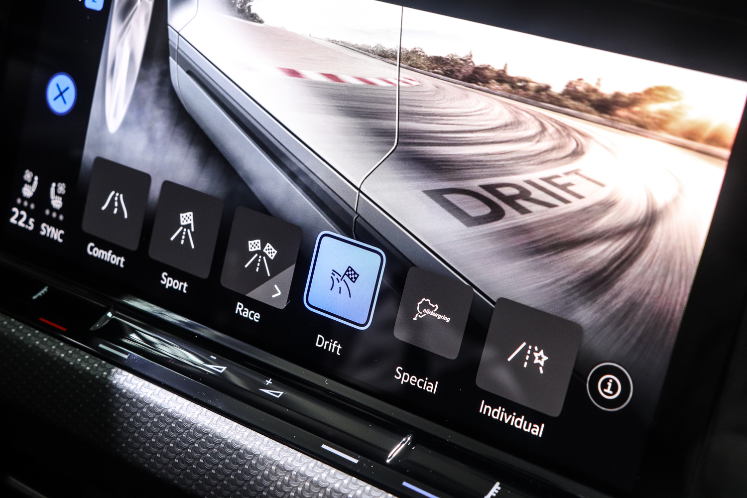 R Performance Package還包括了飄移模式以及紐伯林賽道模式。