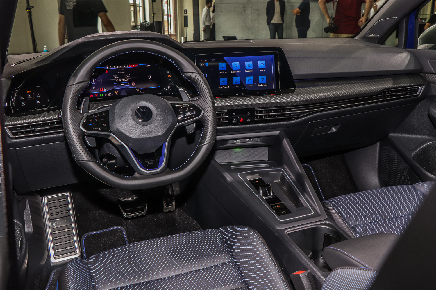 車室內保有戰鬥氣息之外,也有著最新的科技加持,數位化的儀表有著更多不同變化。