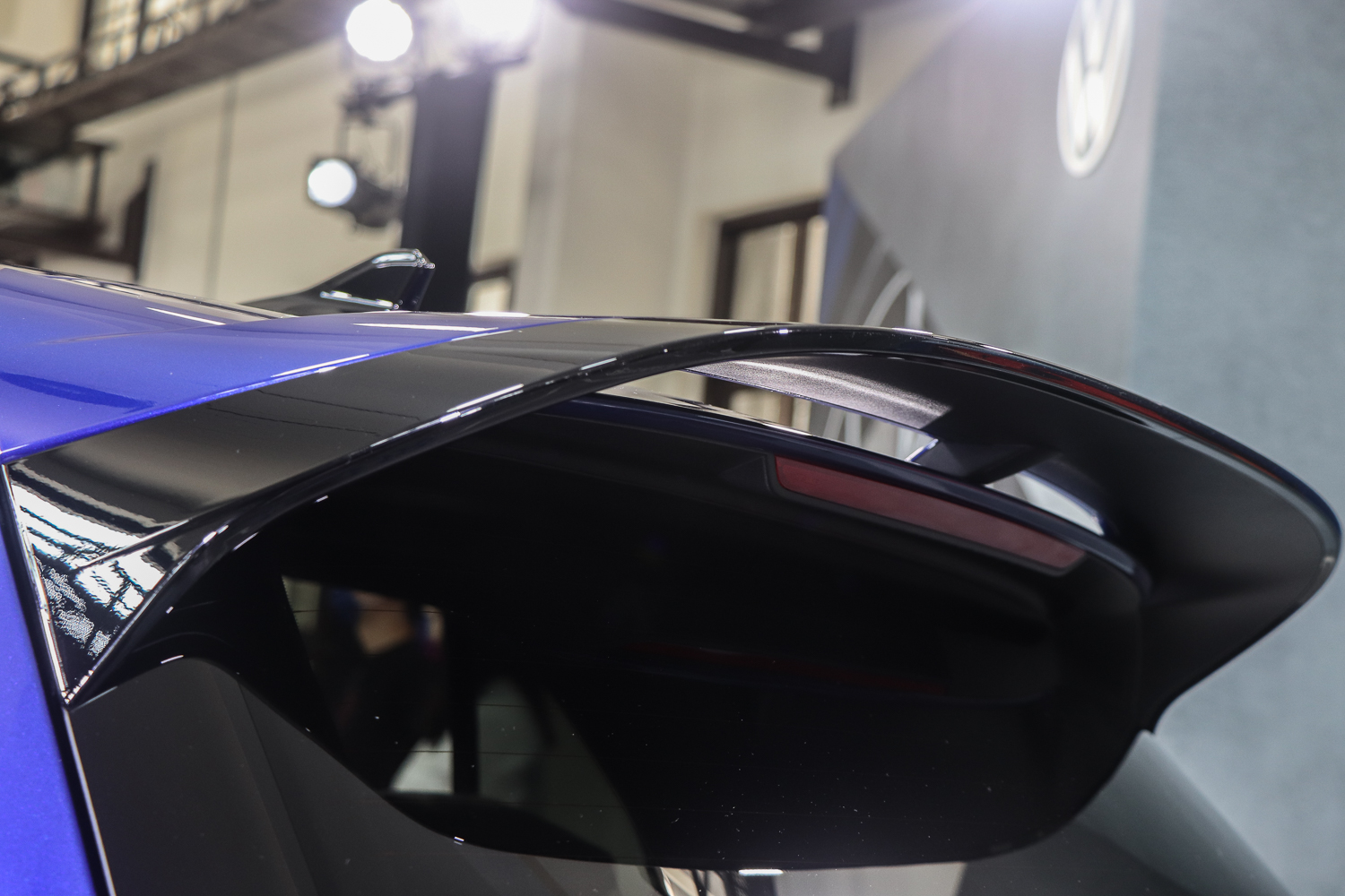 大型尾翼也包括在R Performance Package當中,可以提升後軸下壓力,高速駕駛下將會更穩定。