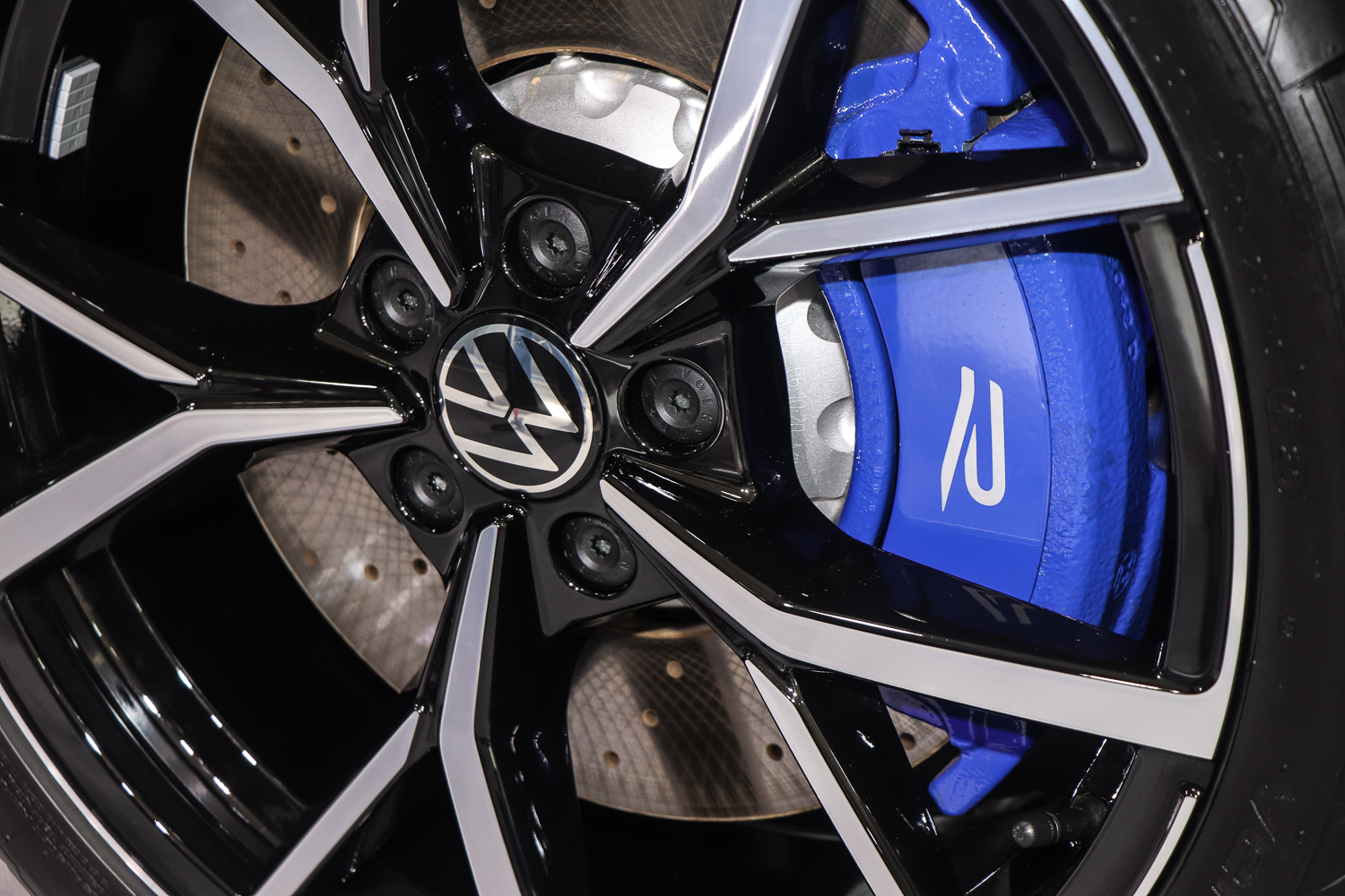 專屬的藍色卡鉗將帶來更好的制動效果。