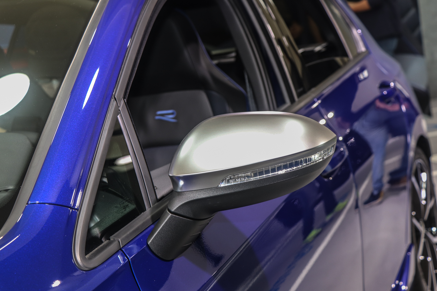 霧銀的後照鏡同樣也是專屬配備。