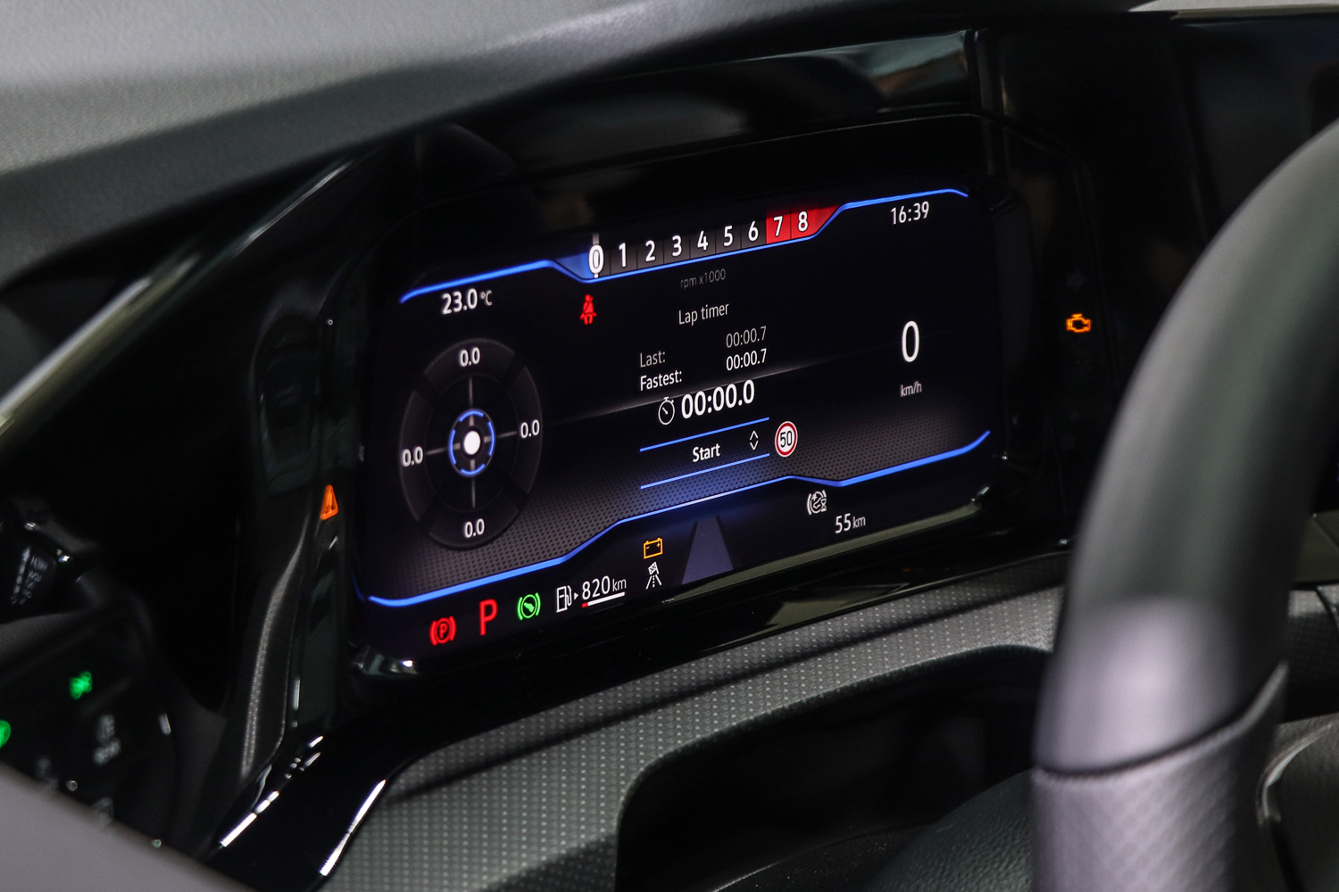 儀表內建R專屬儀表,具有戰鬥氣息的氛圍,上方的轉速表讓駕駛可以知曉車輛狀態。