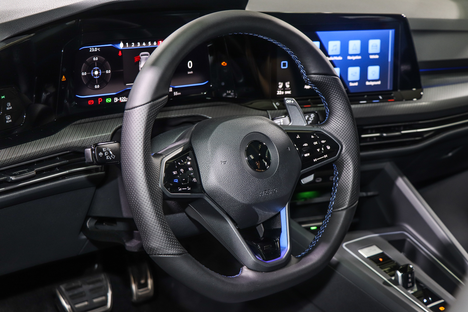 R專屬的平底化方向盤採用真皮包覆,還有著動態齒比轉向輔助系統帶來更好的操駕樂趣。