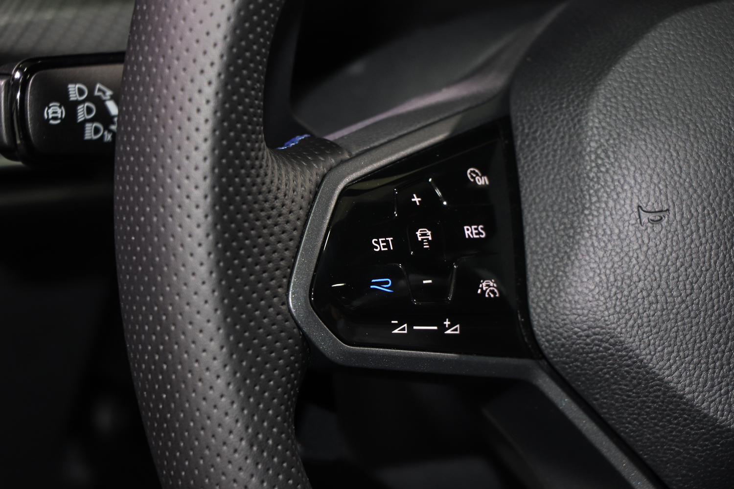 方向盤左側的R按鍵可以切換行車模式,長按的話將可以直接進入最強悍的R模式。