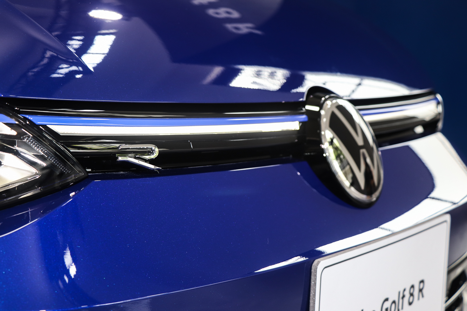 引擎改周圍有著淺藍賽的專屬飾條妝點,彰顯特殊的性能身份。