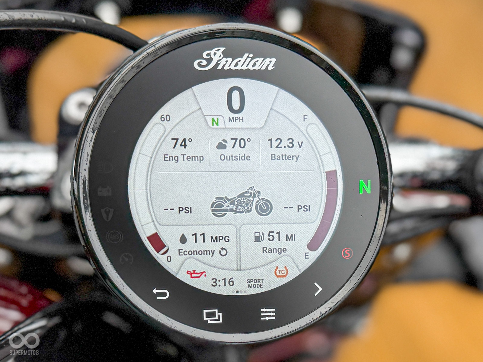 大排量的 Scout Family 皆採用TFT觸控儀表