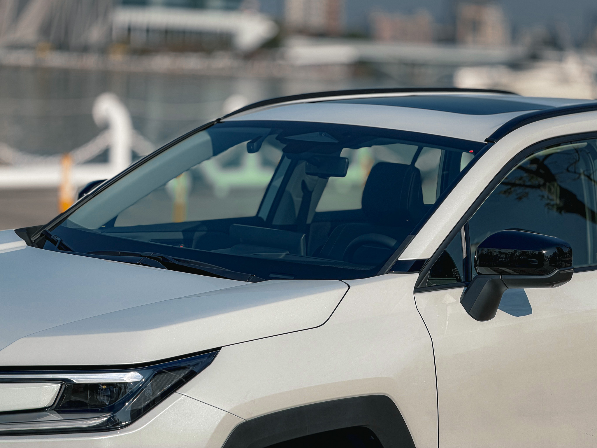 引擎蓋大大的隆起與輪拱的大面積防刮材質，都給RAV4強烈的跨界視覺感受