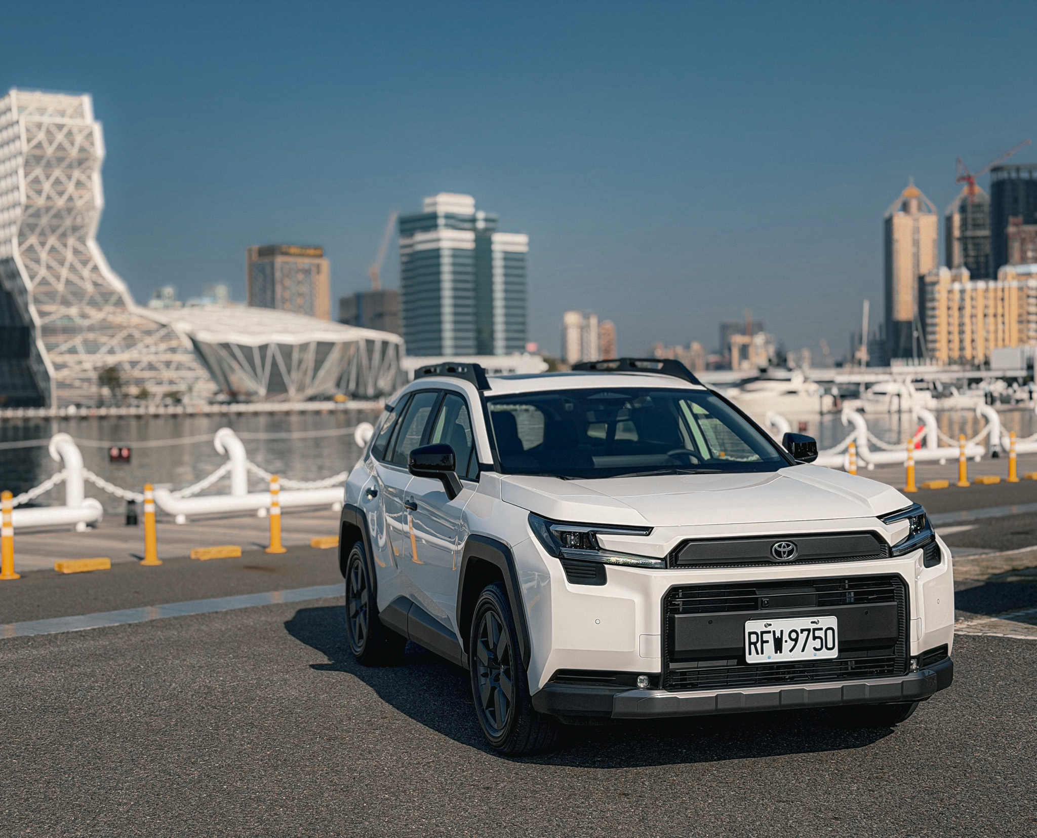 ADVENTURE版本透過不同的前臉設計，展現出更濃郁的粗獷冒險感