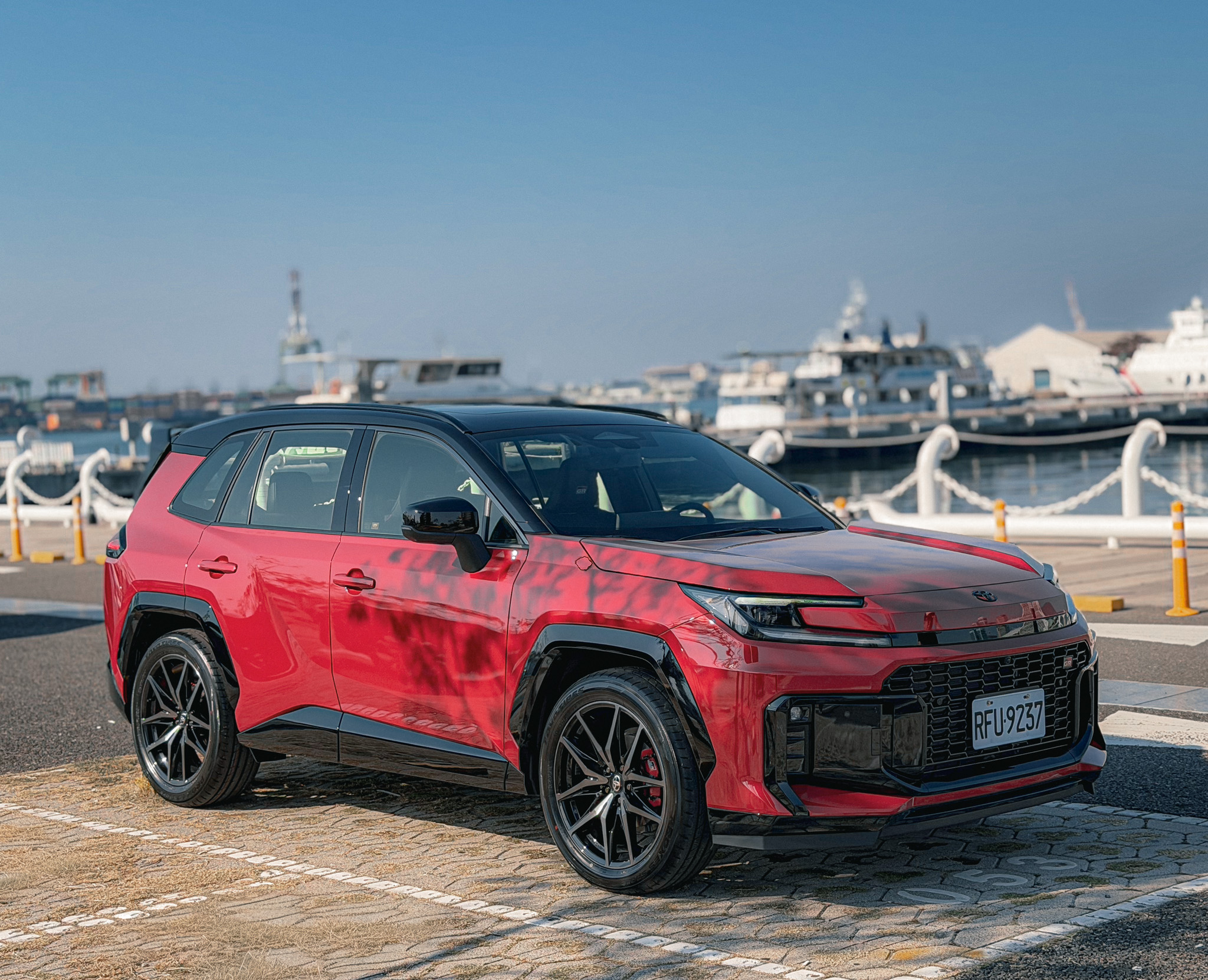 紅色的GR SPORT RAV4給人一種CROWN SPORT的既視感，真的非常帥氣！