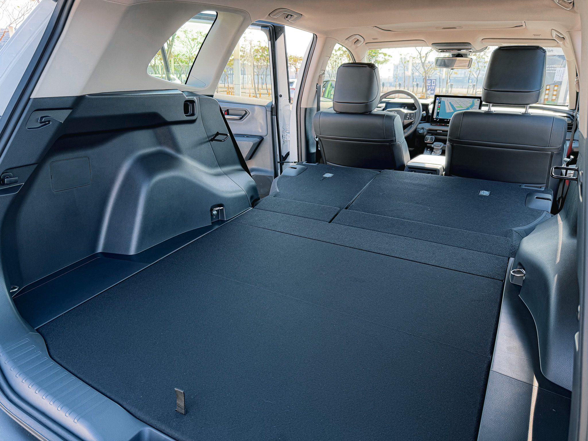 把後座全部放倒後的空間非常寬敞，平整度表現也相當不錯