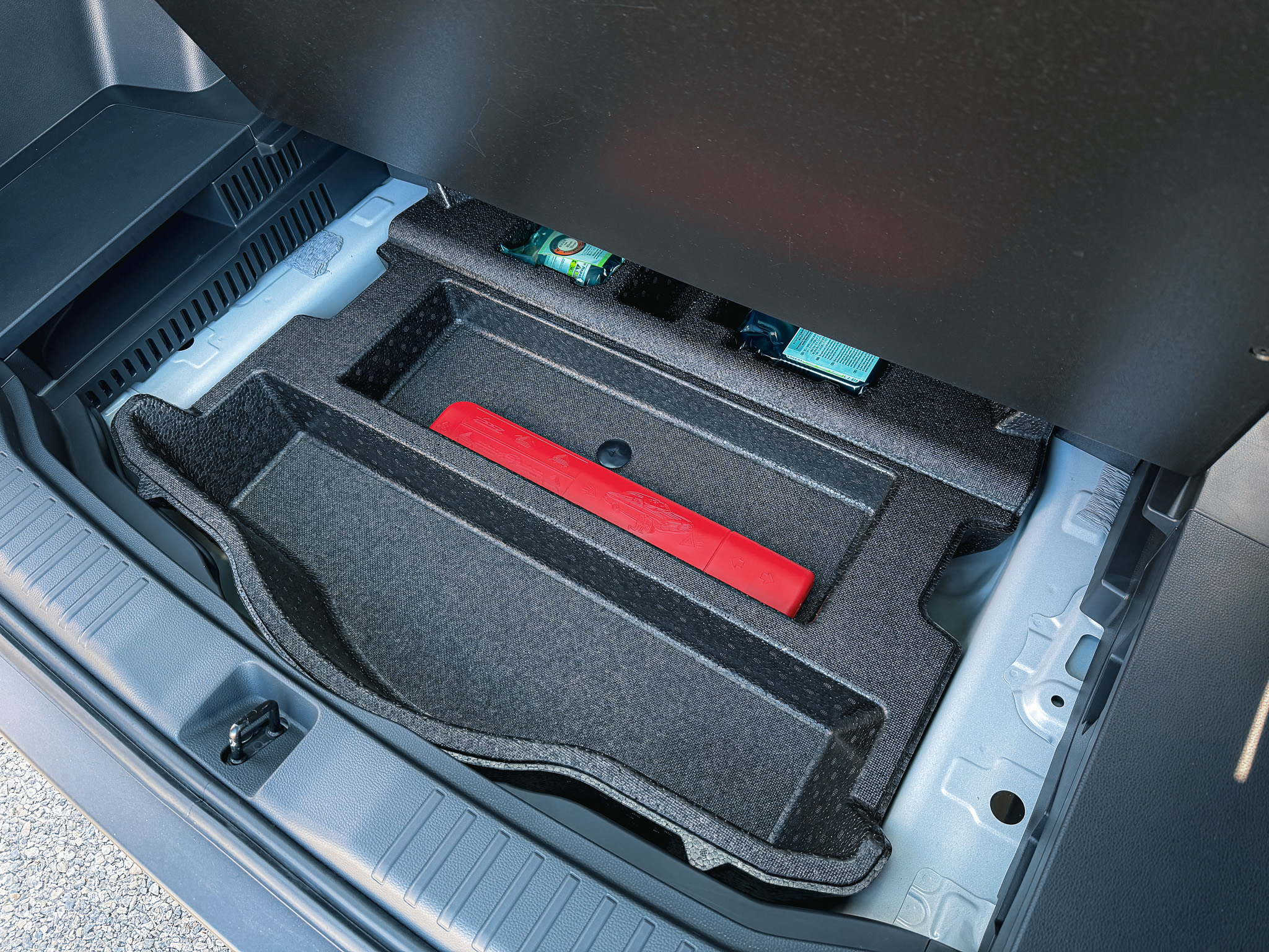 後車廂隔板下方有補胎包、小置物分隔槽