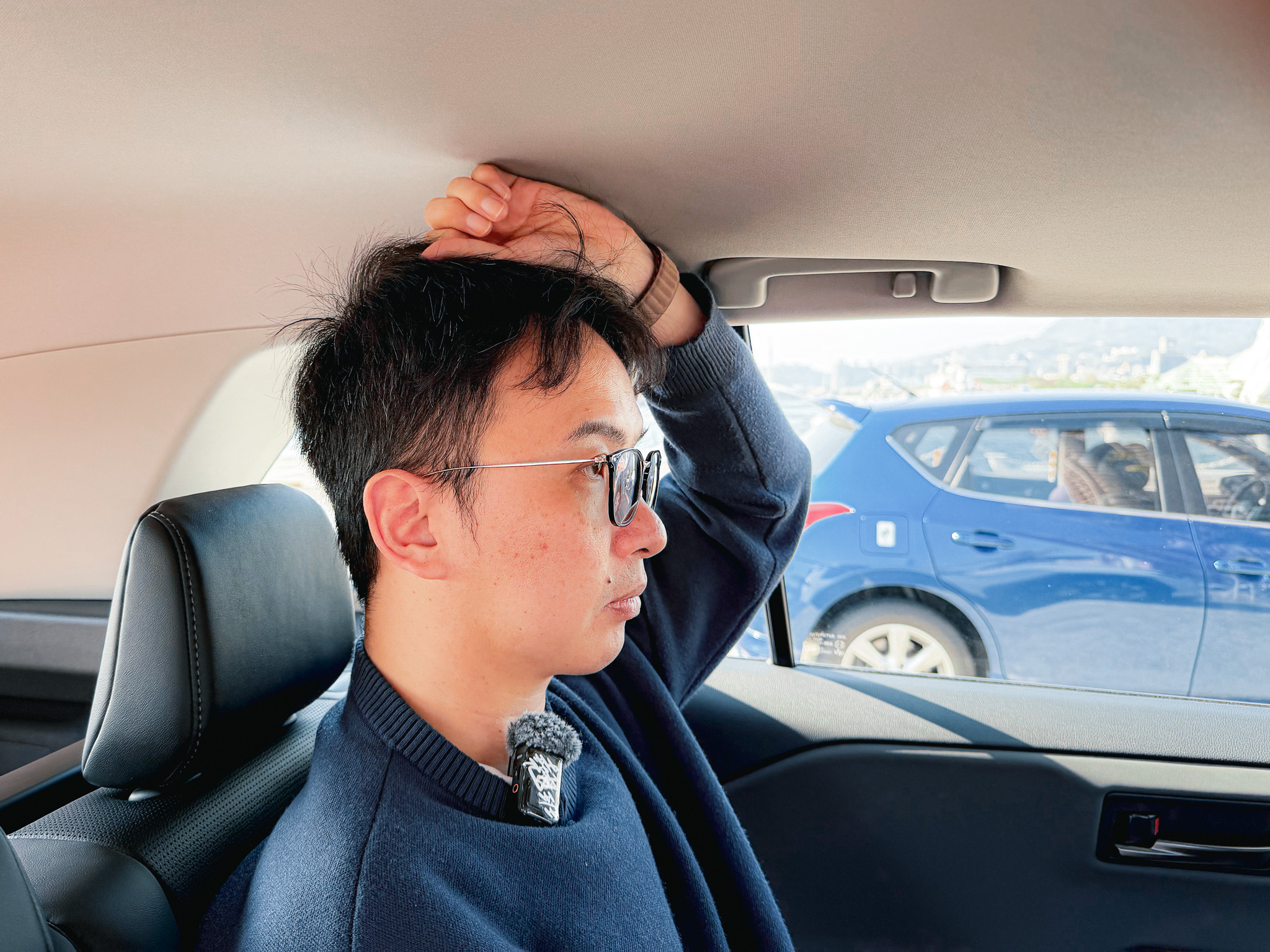 身高180公分坐在後座頭部也有著相當不錯的空間