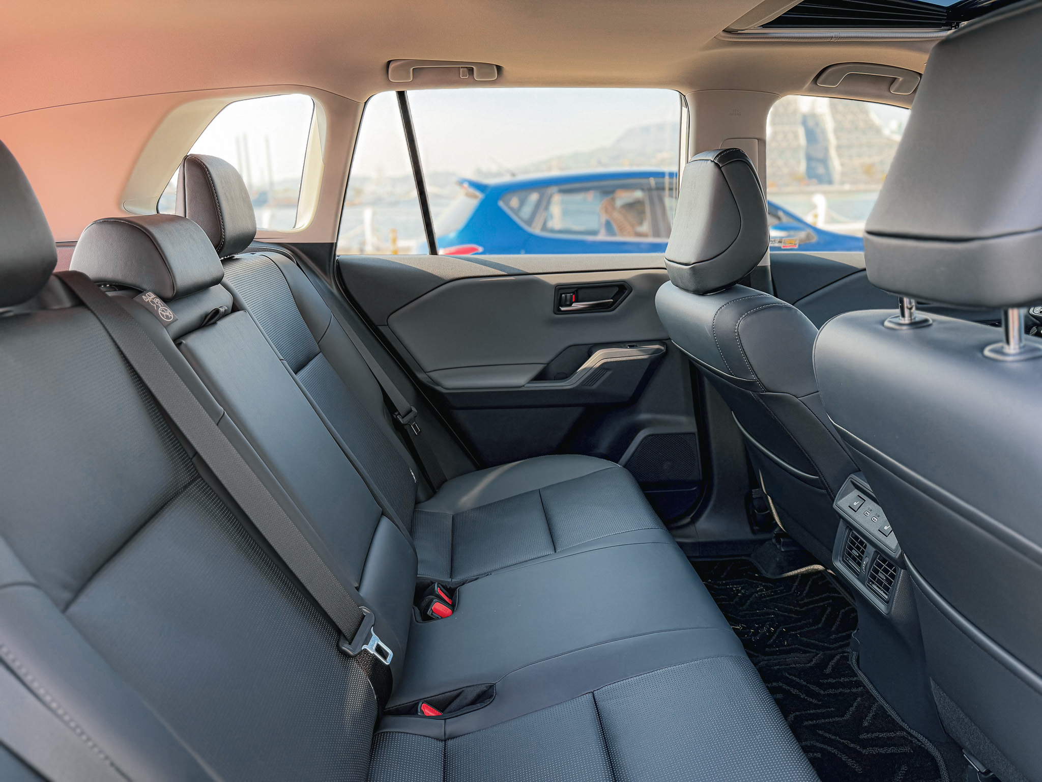 後座的空間相當寬敞，身高180公分的駕駛座進去也不會顯得太侷促