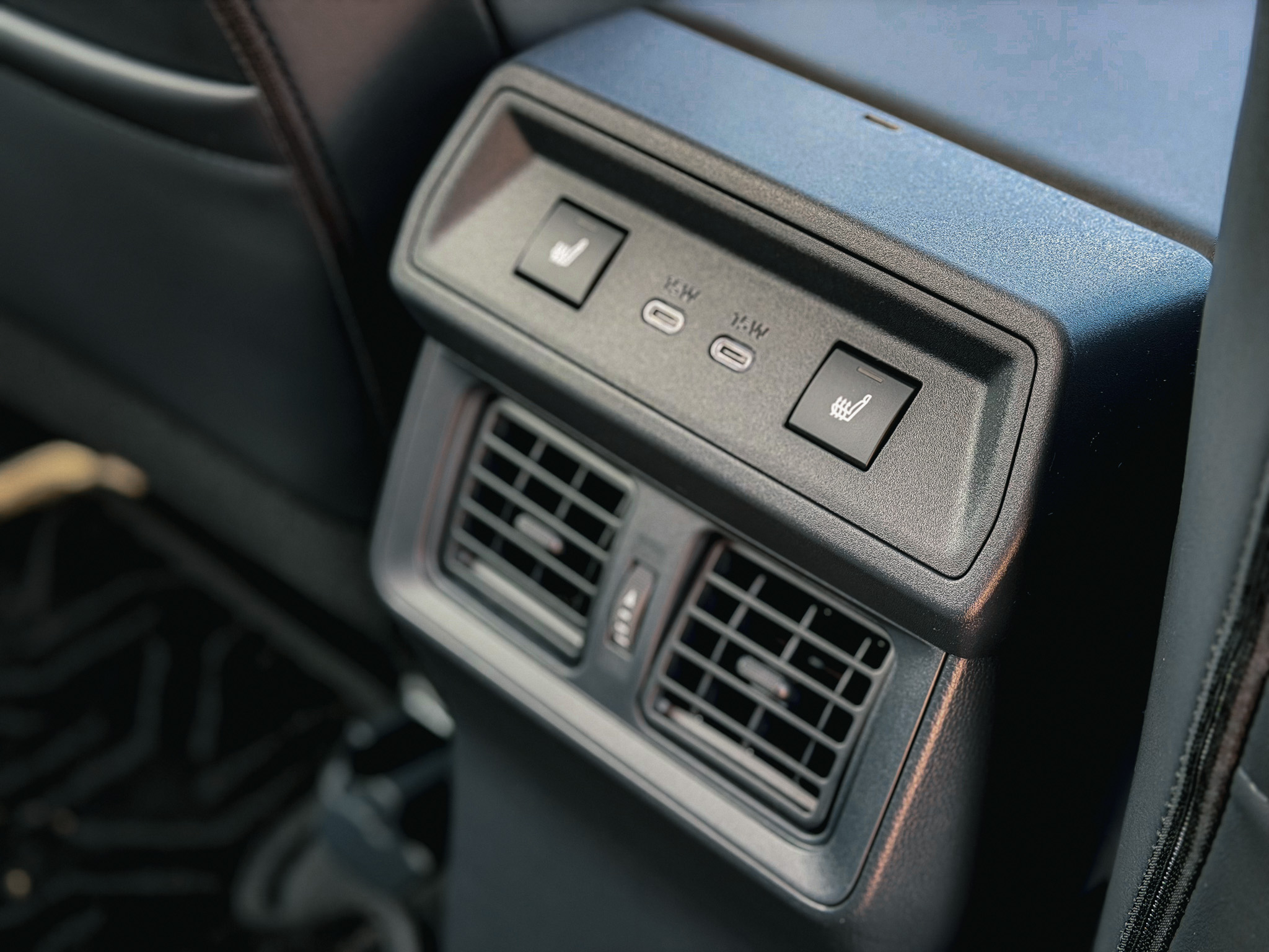 後排也有雙USB-C充電孔跟雙出風口，另外還有後座加熱按鈕