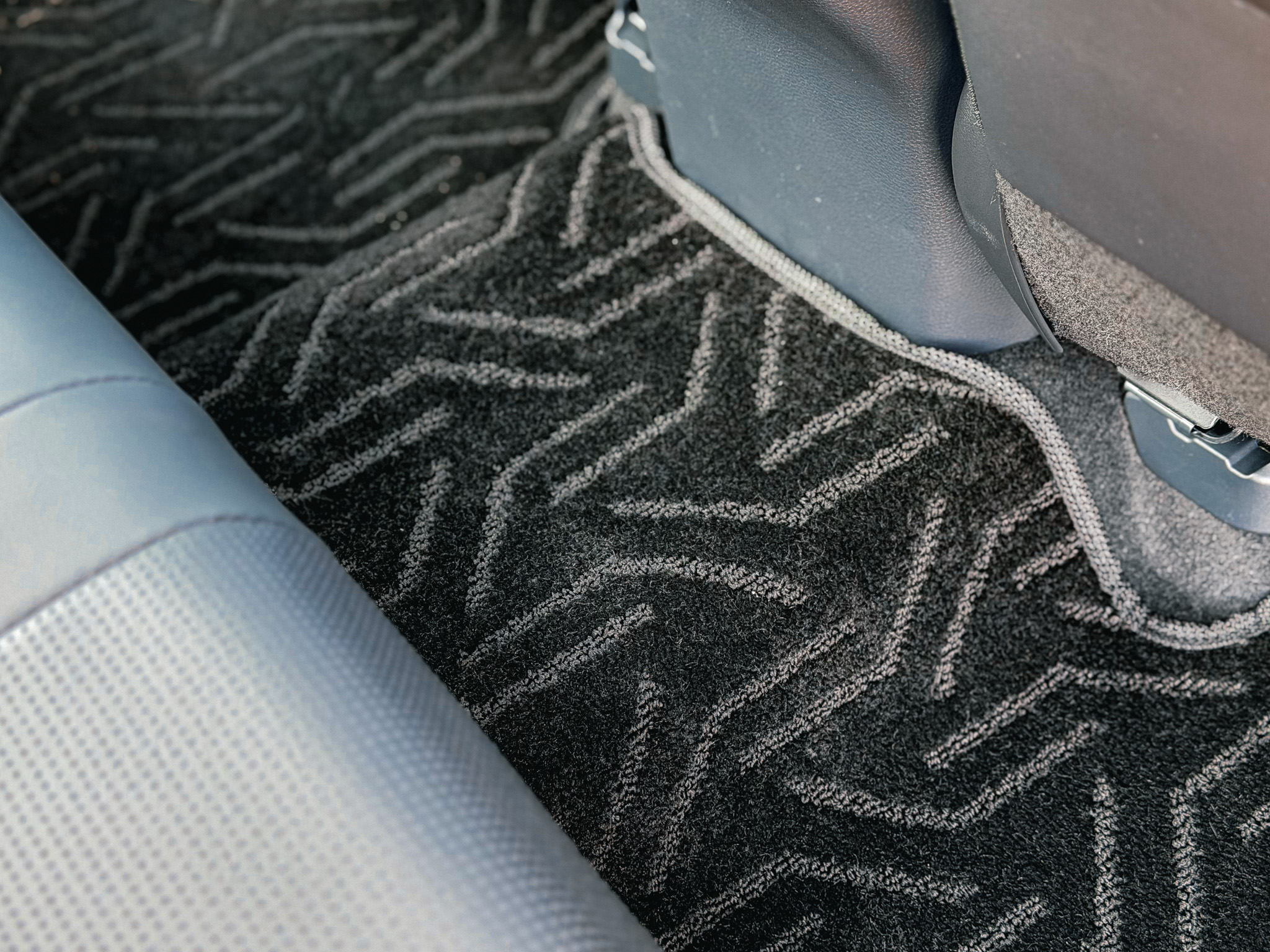 後座中央的隆起也相當平緩，實測10號左右的腳可以相當舒適的踏入，不會有太強烈地擁擠感