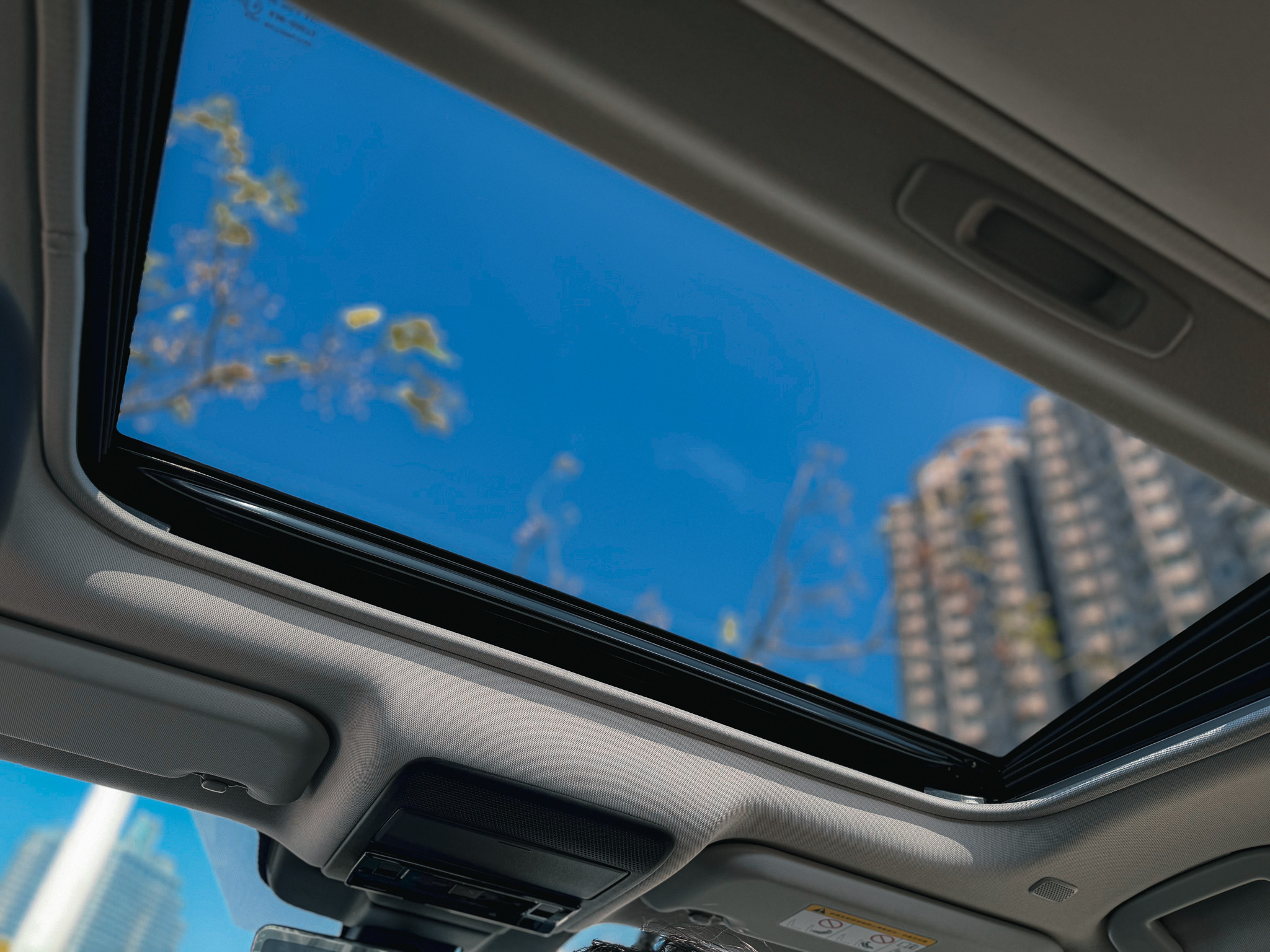 天窗採用比較傳統的小面積設計，而非時下常見的全景式天窗