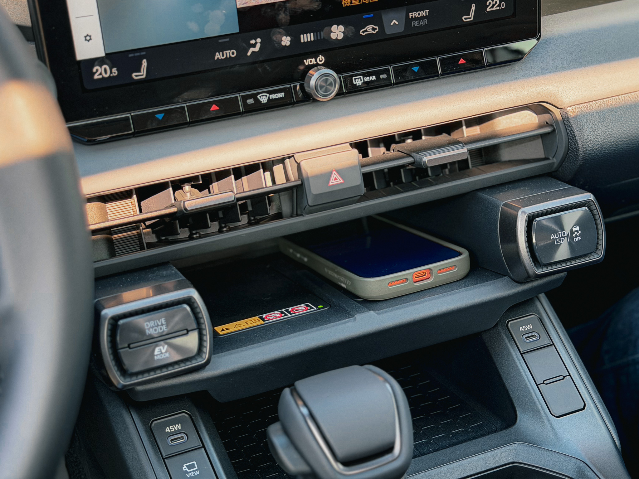 雙無線充電，左右兩側還各有45W的USB-C插座