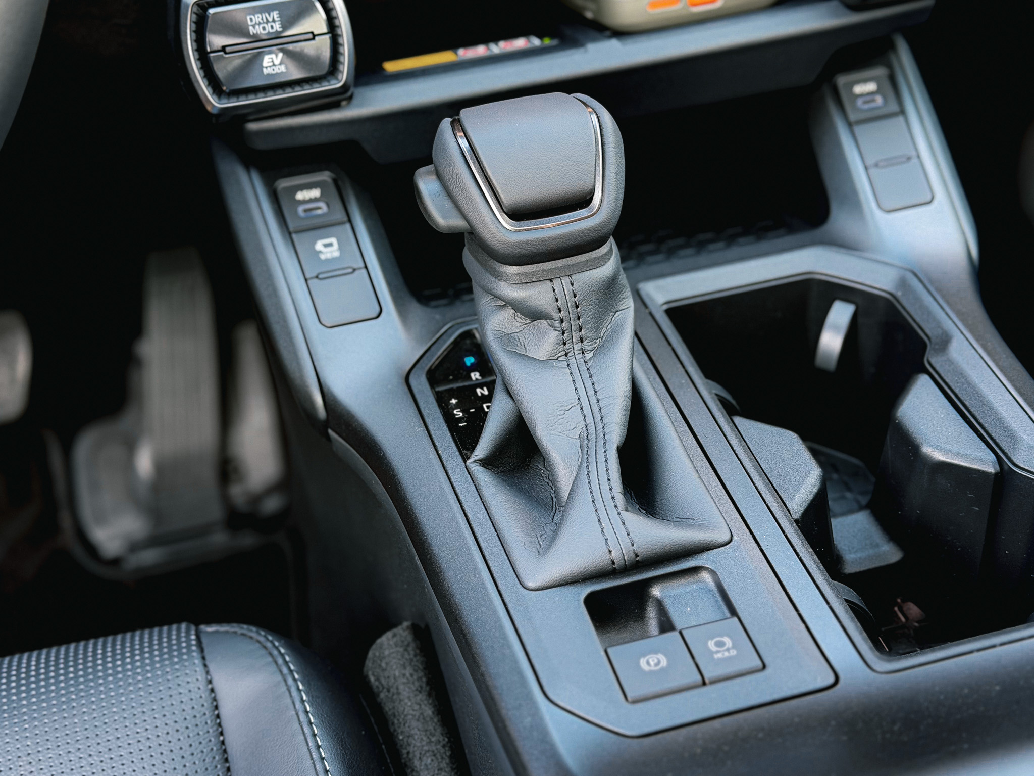 排檔雖不是時下最流行的旋鈕式，但反而多了幾分冒險的粗獷感