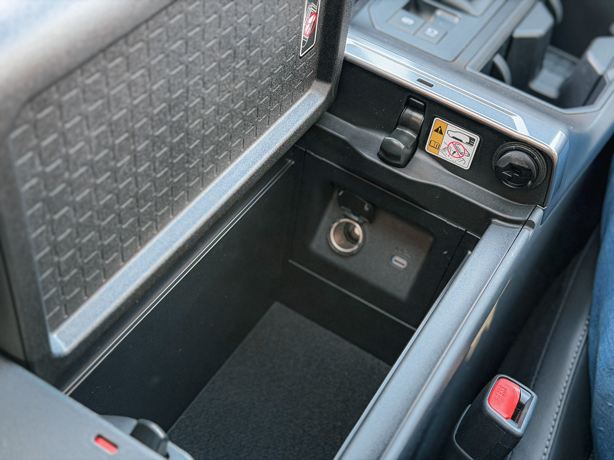 前座中央扶手可以左右雙開，內部容量相當寬大