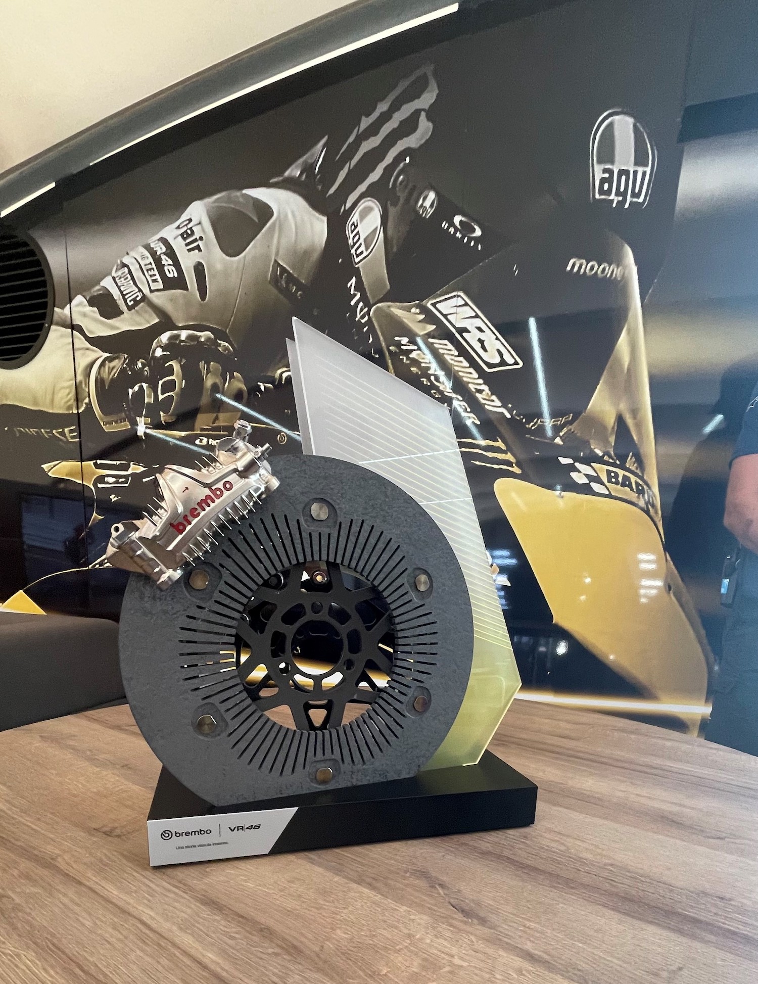 2021年Rossi退役前最後騎乘的YZR-M1使用的散熱鰭片設計與碳纖維碟盤