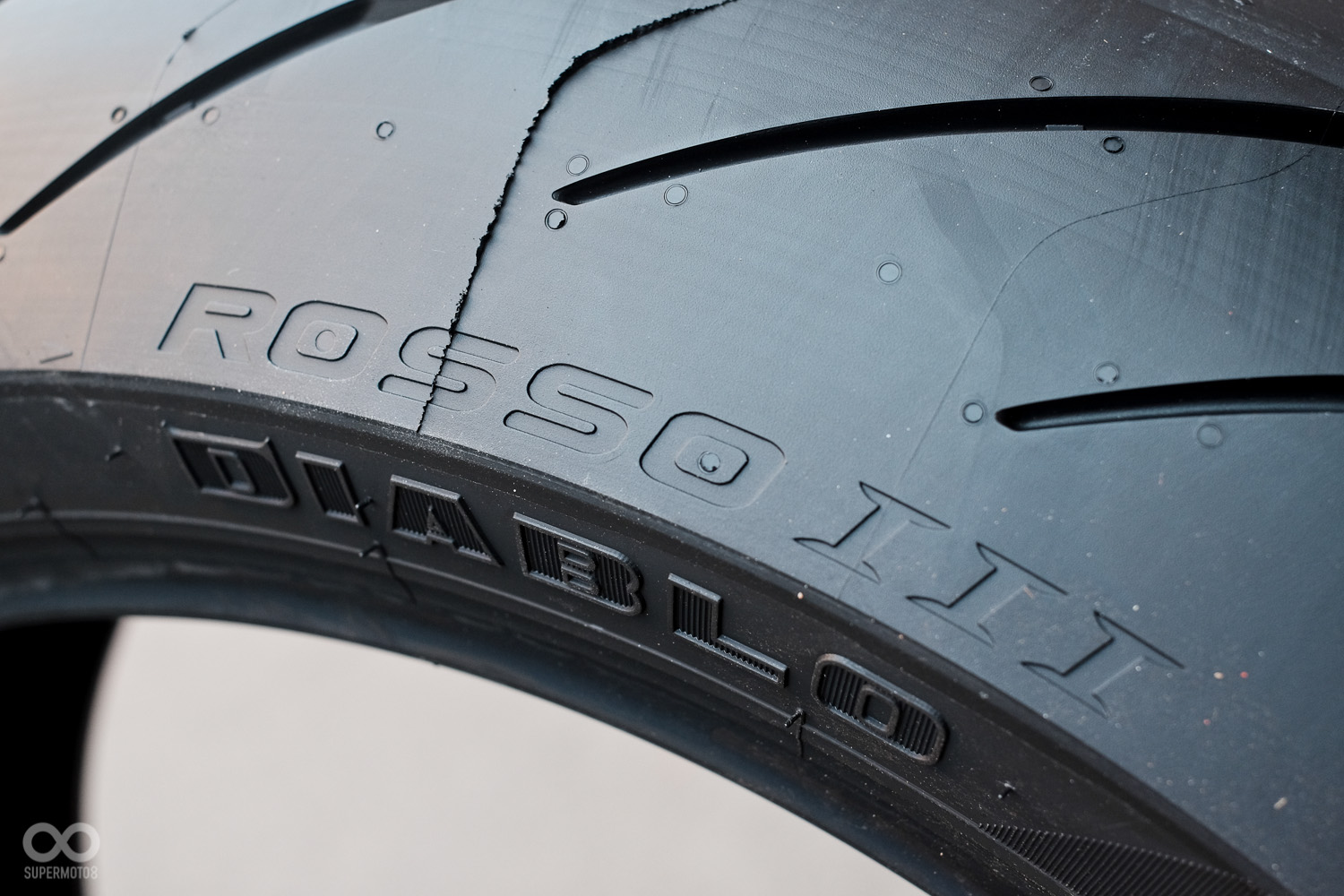 驗明正身！胎邊浮雕著ROSSO III  LOGO