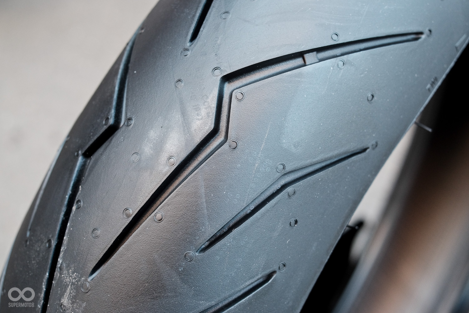 由PIRELLI創造出的閃電胎紋，已經成為消費者心中頂級胎的象徵。