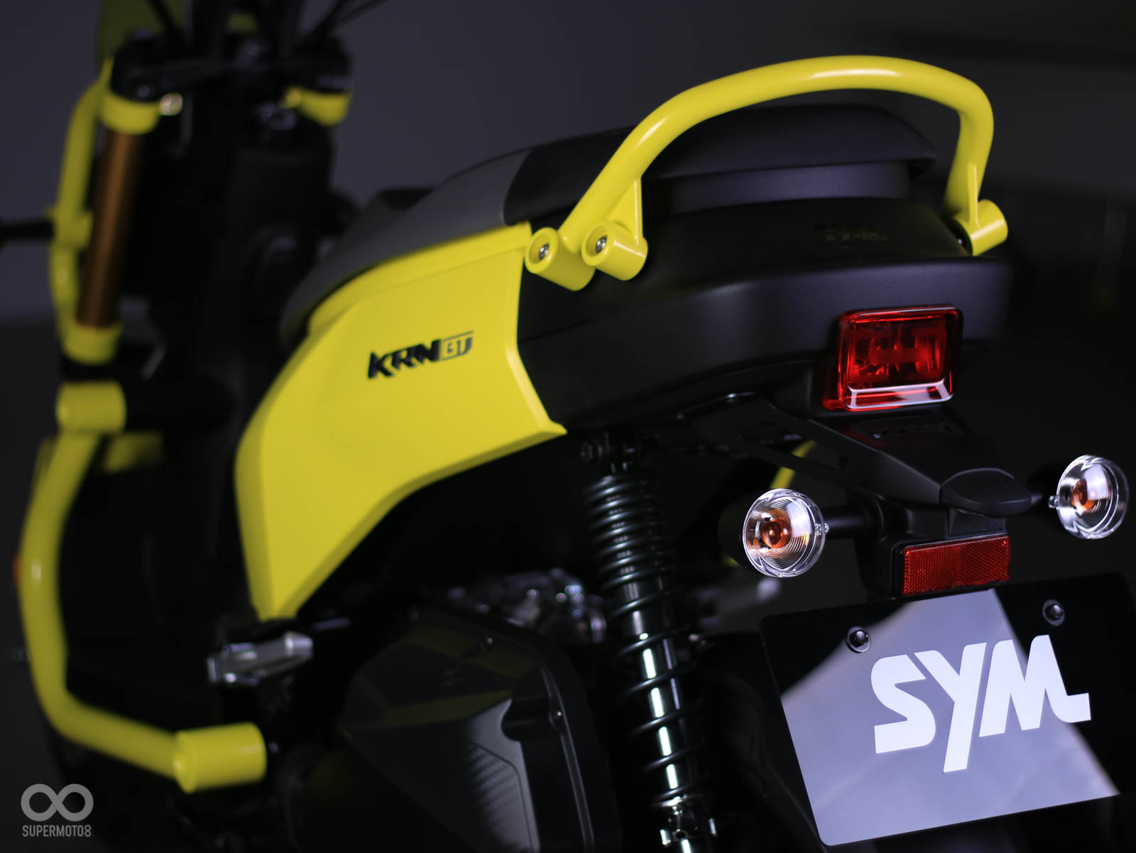 車頭使用LED頭燈;車尾短翹