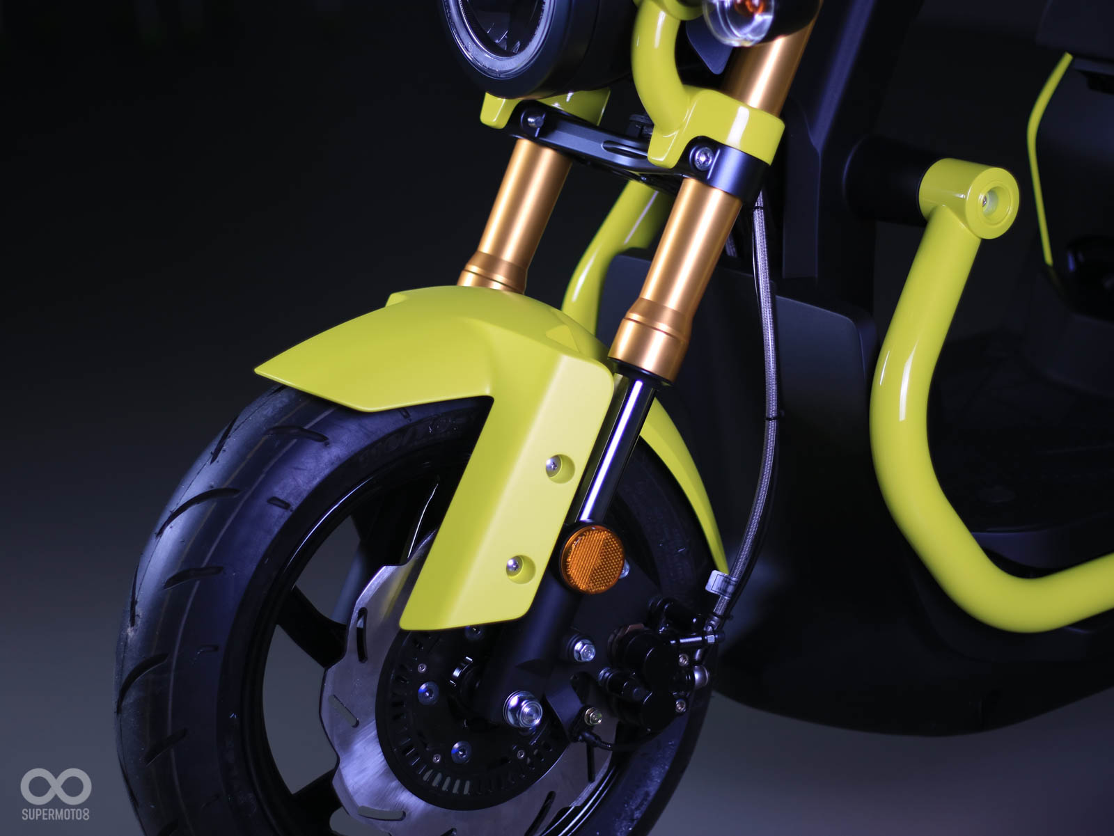 雙三角台、倒叉,可以看出SYM KRN BT好料給好給滿,煞車具有ABS功能