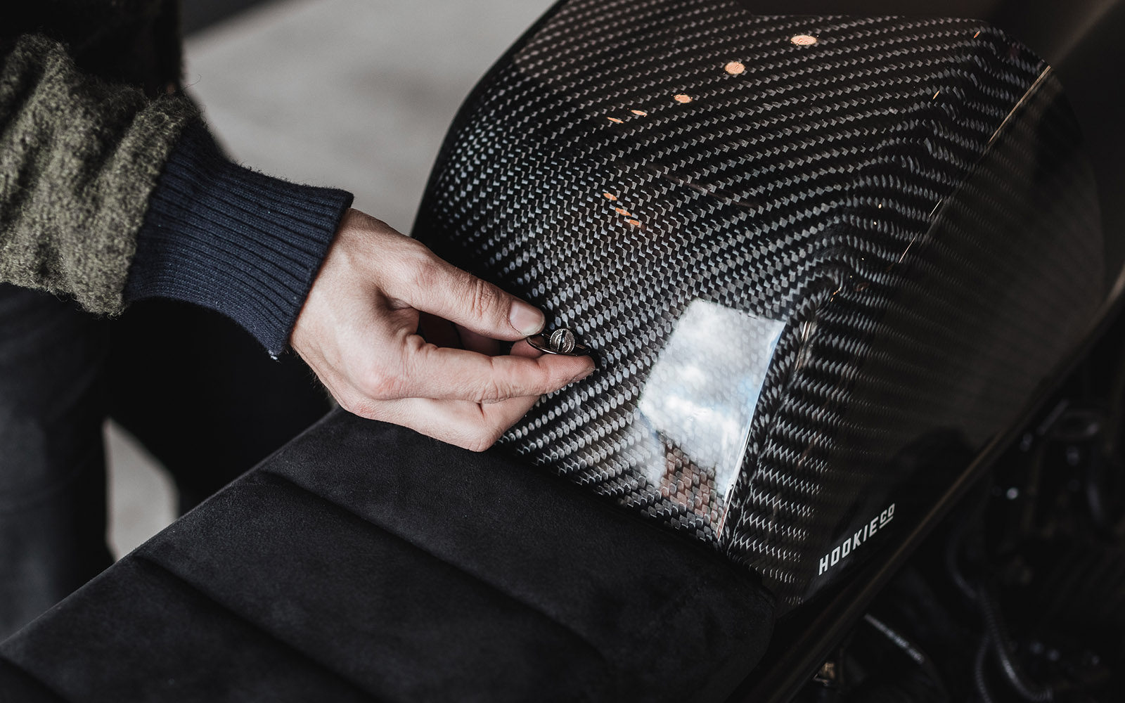 油箱罩設有快拆螺絲