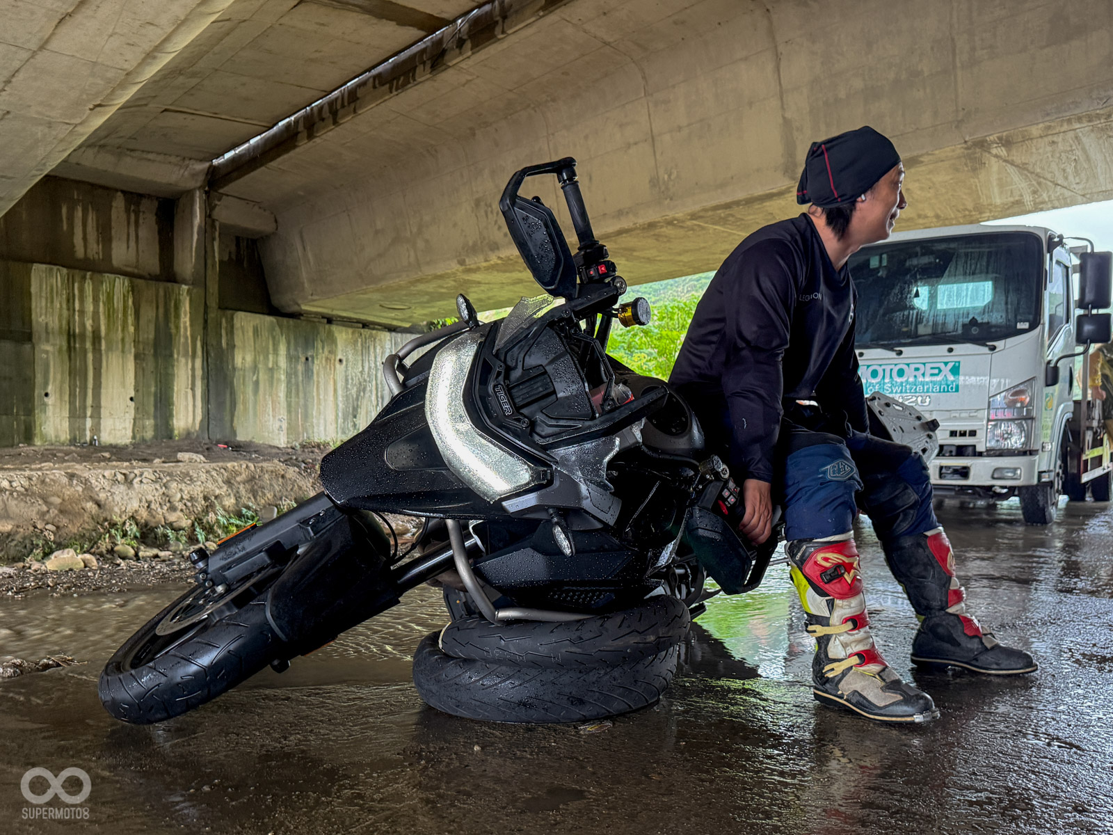 越野過程中難免島車，該如何把車輛扶起又不會閃到腰呢？