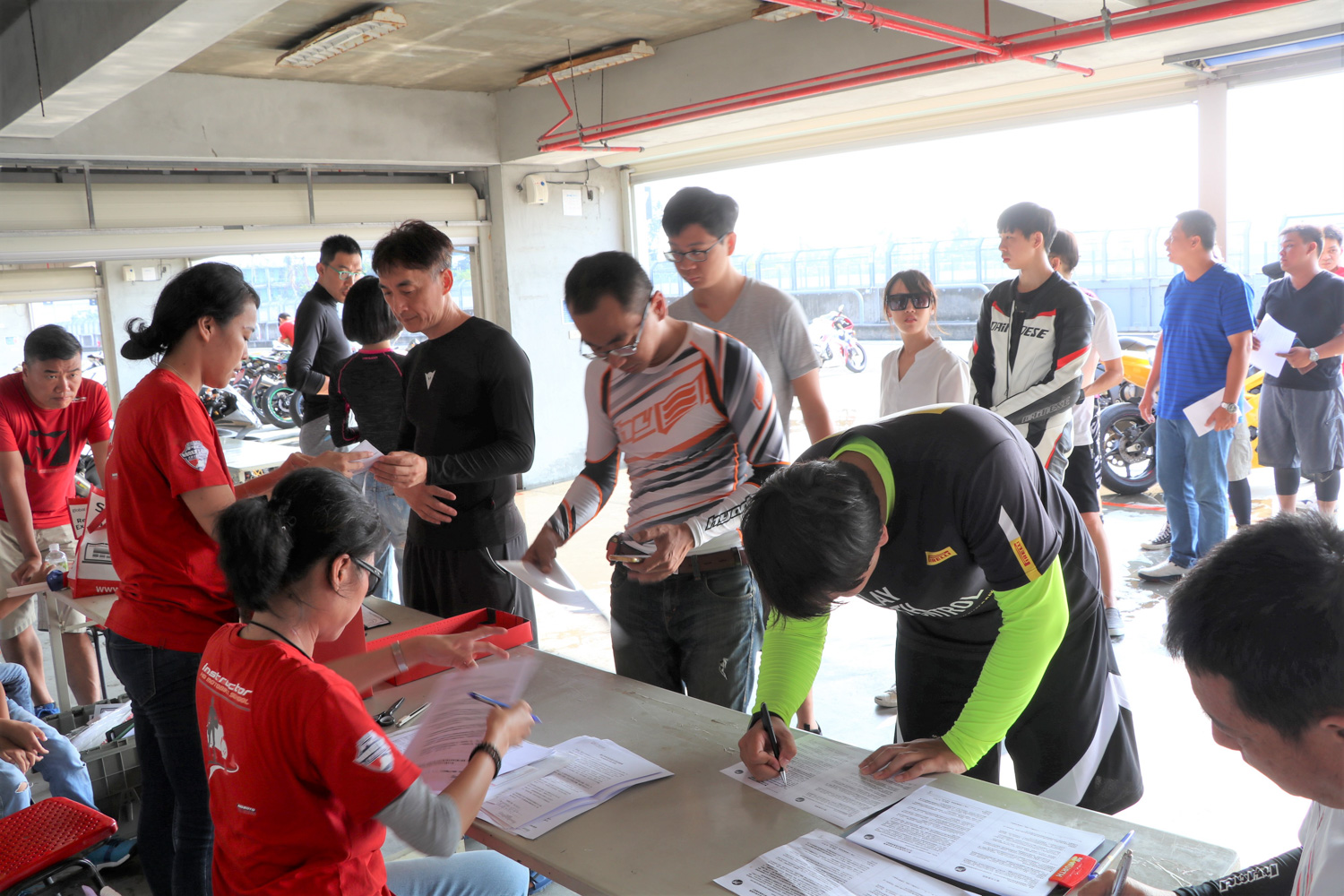 到現場的第一步,按照分組簽到領取識別貼紙