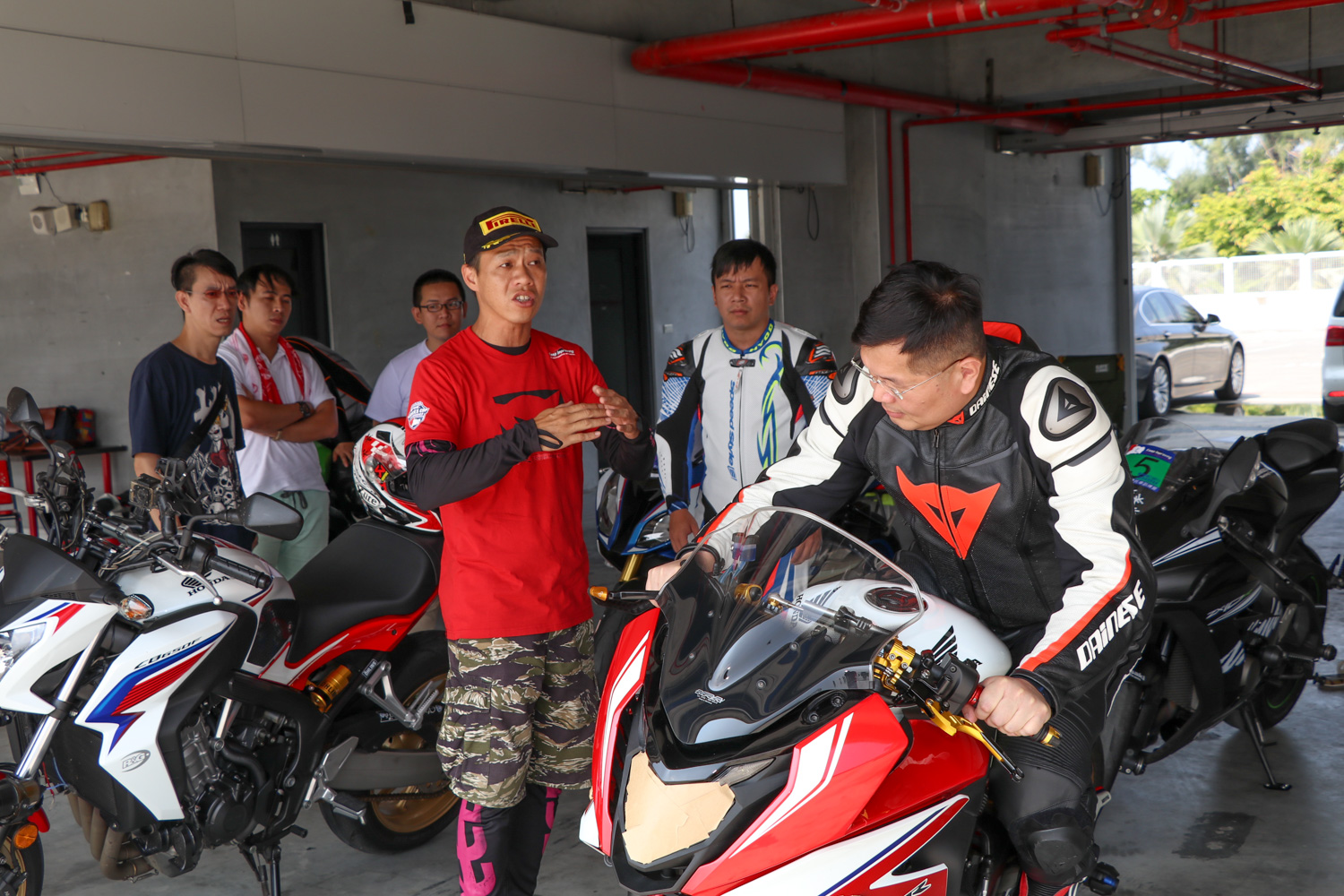 一開始由教練進行標準動作示範,隨後在逐一針對各學員需求與程度上的不同進行微調,學員也能提出以往所遭遇的問題與教練討論