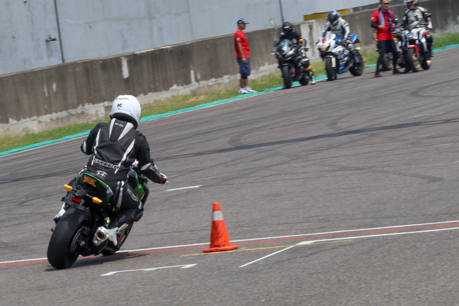 一開始因為熟悉度還不高,轉向時的傾角使用的相對保守,但隨著越來越熟練傾角的釋放也變得更加自在