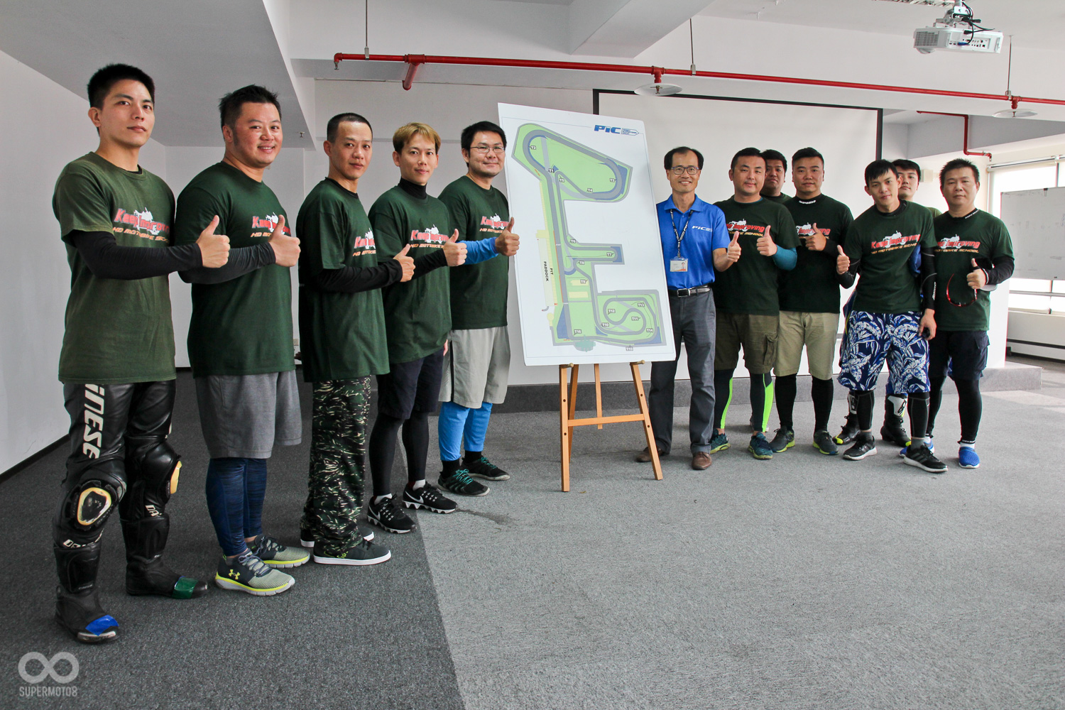 加州賽車學校Level4結訓的教練群中,包含海外知名車手 陳乃嘉、以及台灣大賽車現役ST250組車手 薛志偉、SS600組 江直螢