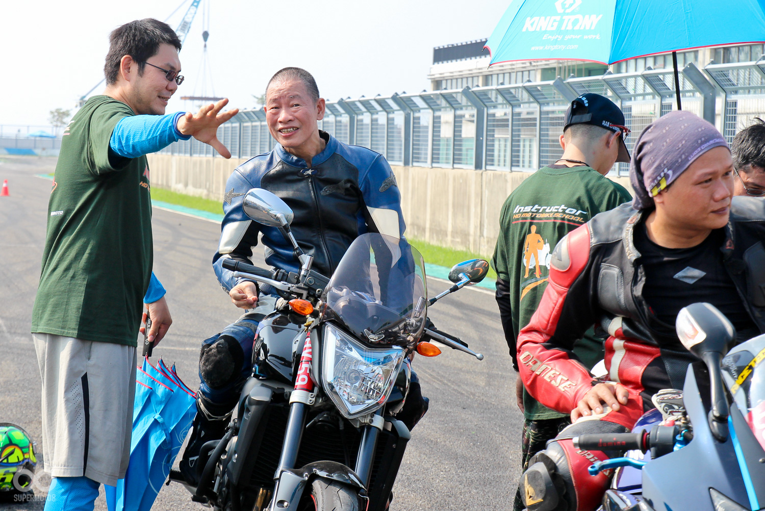 不論女騎士或年長騎士都來參與本次課程,享受騎乘樂趣是沒有界線的