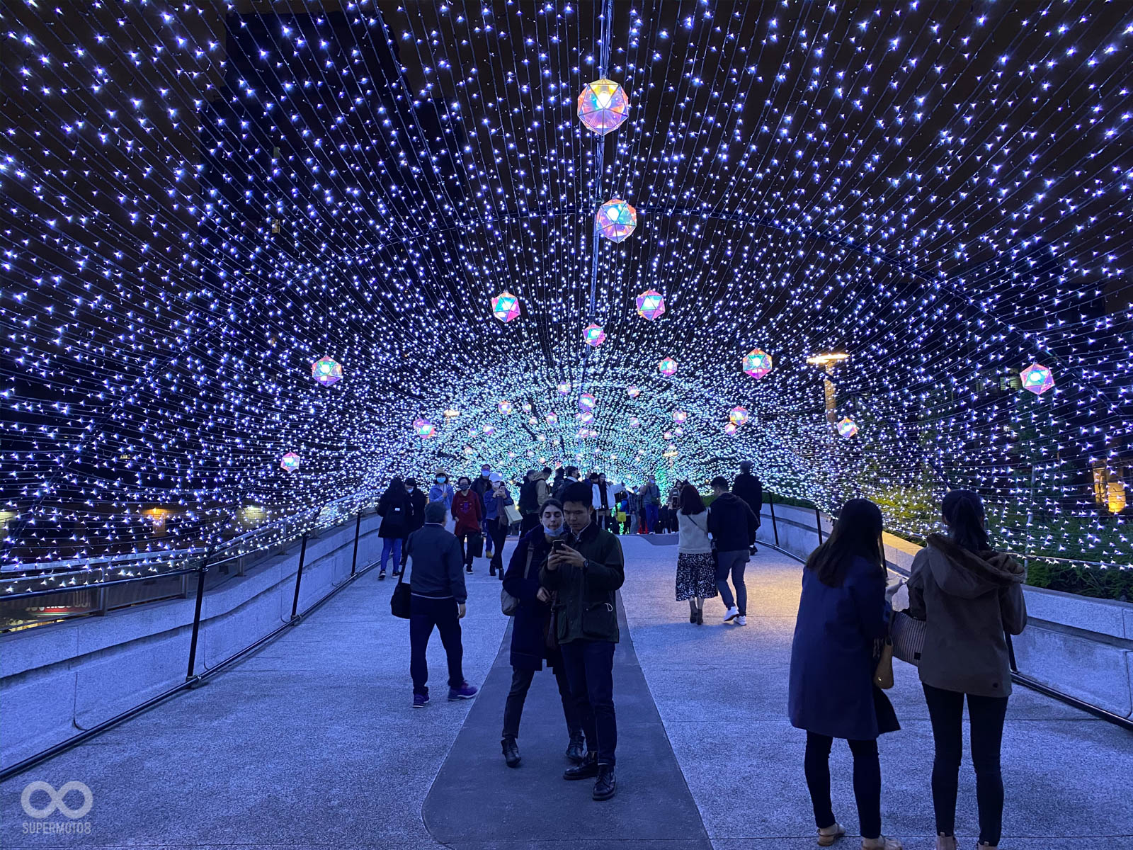 iPhone 11拍攝出的夜拍照片也相當不錯,但比起Insta360 ONE R還是稍微有點差距