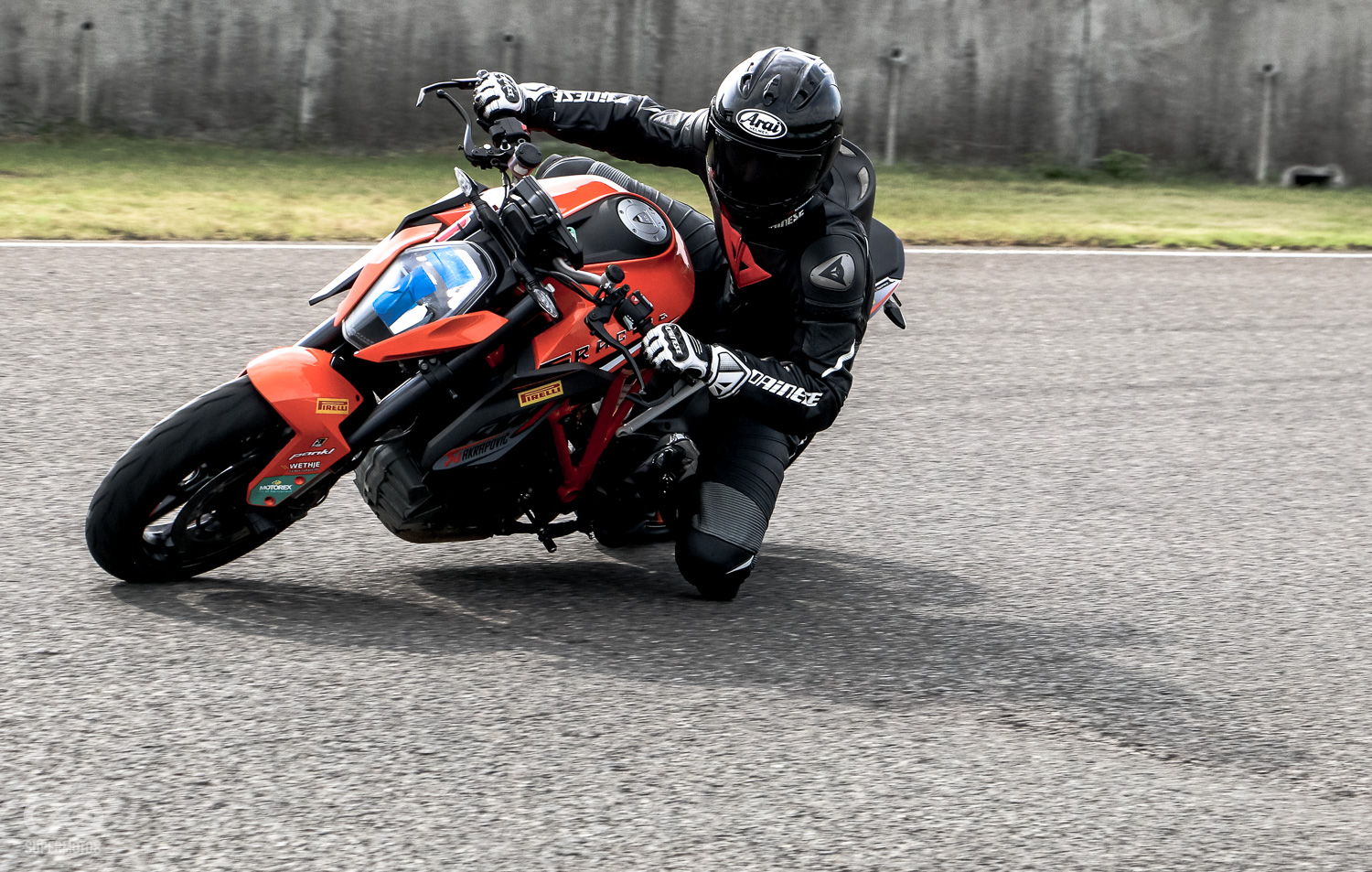 1290 DUKE並未搭載電子快排,但清晰紮實的變速箱設定,使升降檔位依舊犀利